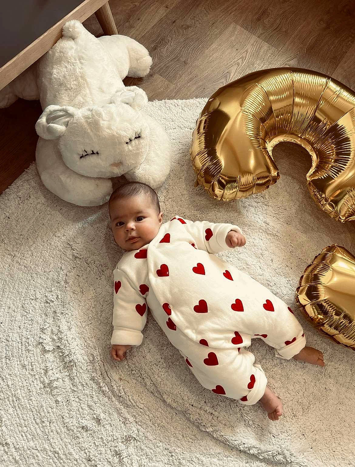 Lou a rejoint le concours — aidez-le/la à gagner de superbes lots ! art, baby, baby_toddler_clothing, carmine, child, event, fashion_accessory, flooring, jewellery, linens, mammal, metal, pattern, person, product, sleeve, stuffed_toy, textile, toddler, vertebrate