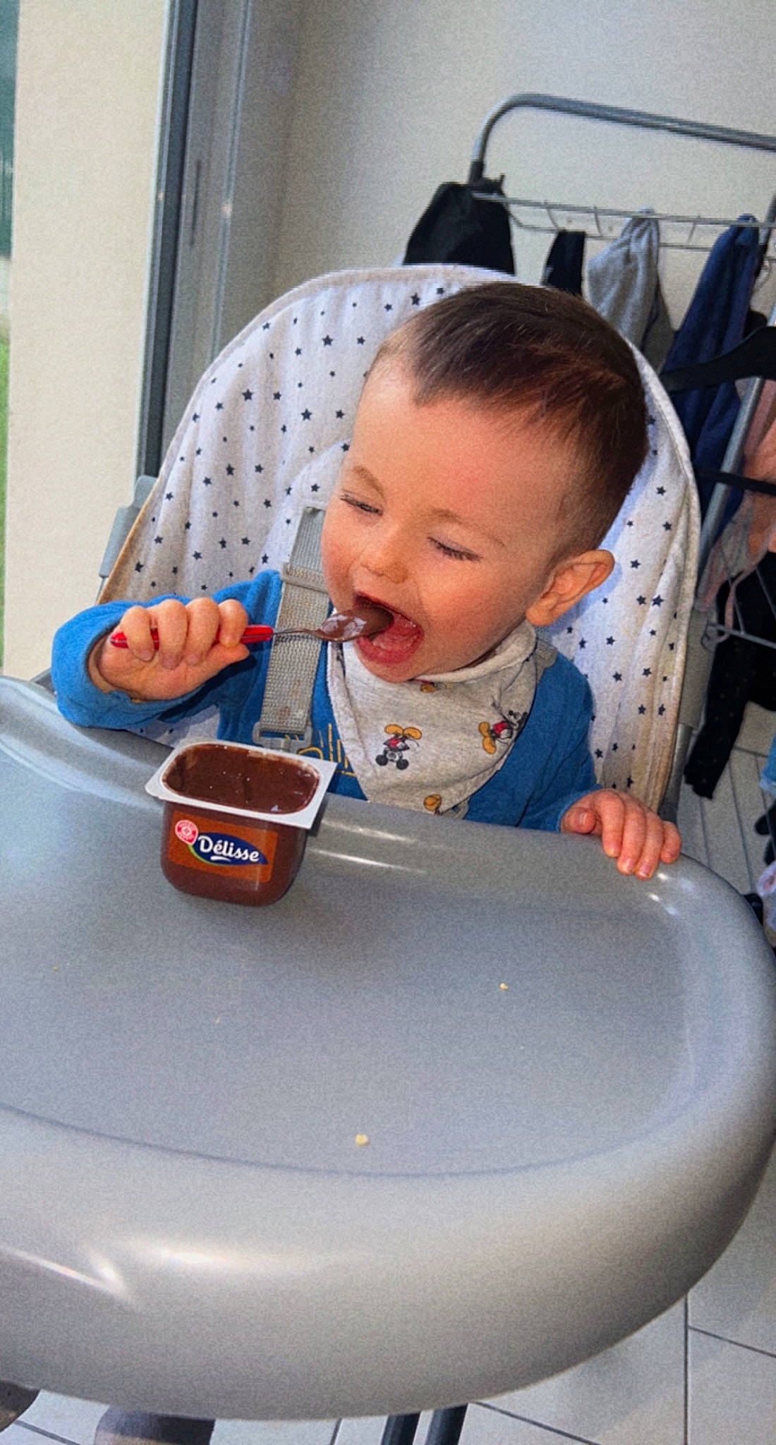 Tino a rejoint le concours — aidez-le/la à gagner de superbes lots ! baby, baby_carriage, baby_food, baby_products, baby_safety, baby_toddler_clothing, bib, chair, child, comfort, drinkware, fun, happy, person, product, sitting, smile, tableware, toddler, vacation