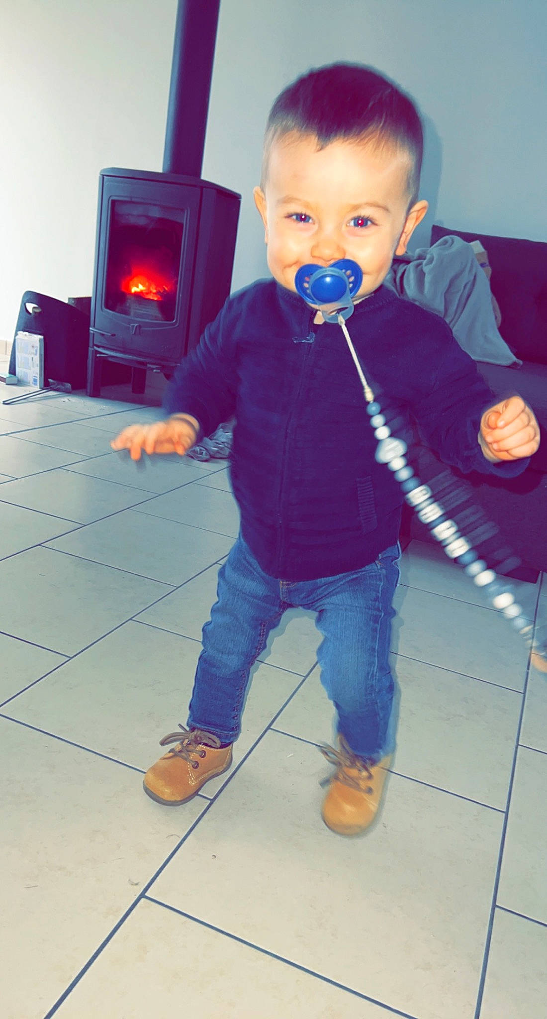 Tino a rejoint le concours — aidez-le/la à gagner de superbes lots ! baby, baby_toddler_clothing, child, denim, electric_blue, floor, flooring, fun, gas, jeans, joint, pattern, person, play, shoe, sleeve, sneakers, standing, thumb, toddler