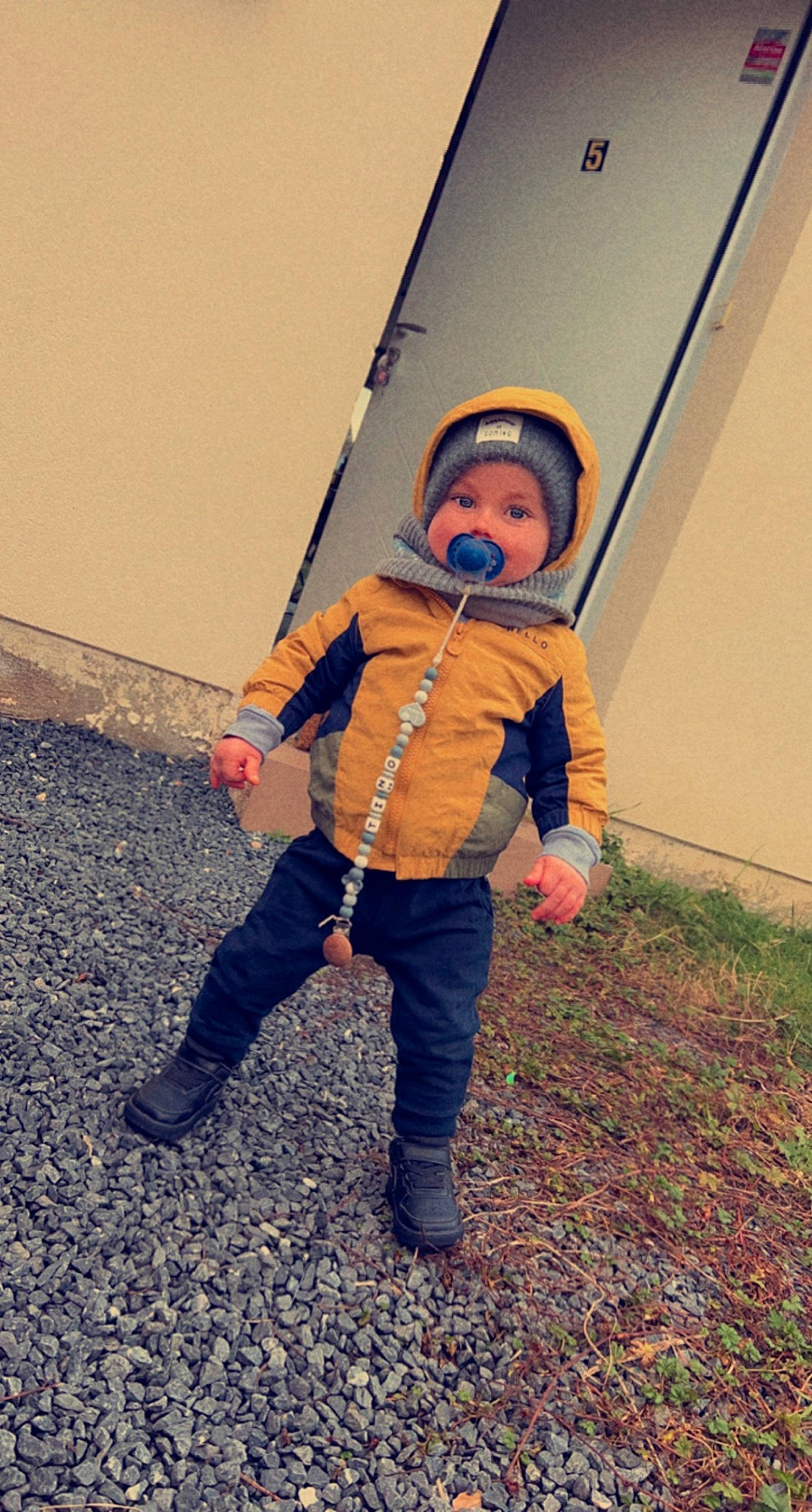 Tino participe au concours pour gagner de l'argent avec cette photo : arm, child, electric_blue, fun, gesture, glove, happy, headwear, human_body, landscape, leisure, orange, people_in_nature, person, personal_protective_equipment, recreation, shadow, sleeve, soil, toddler