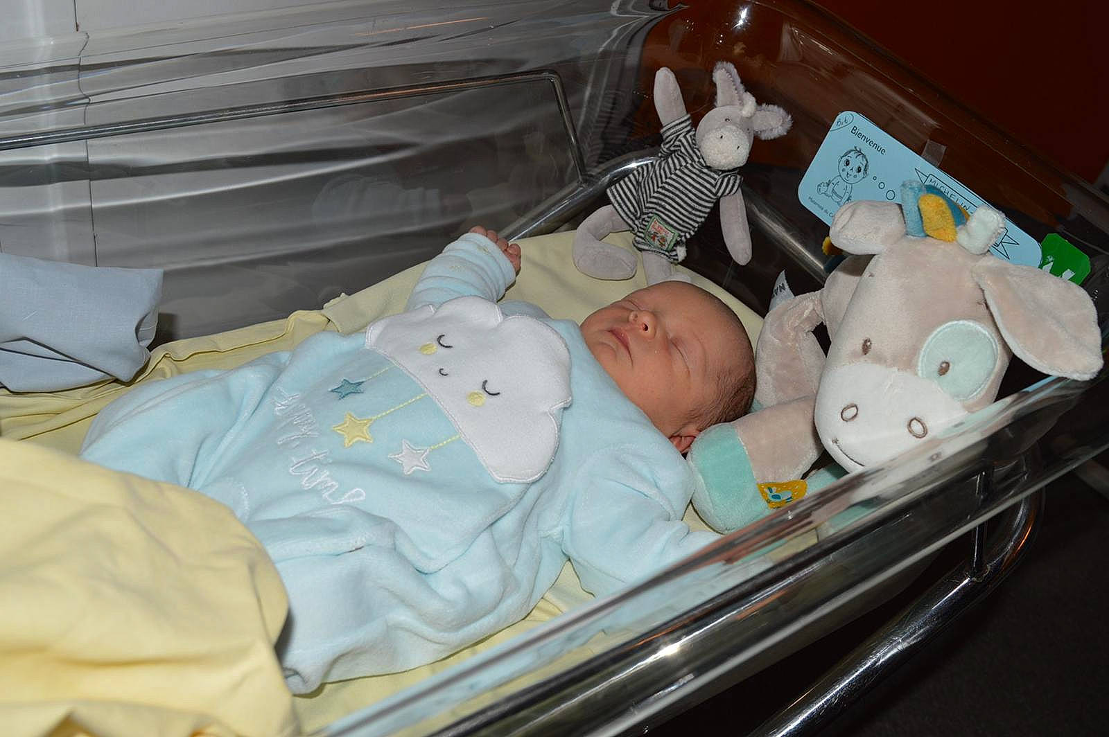 Tobias participe au concours pour gagner de l'argent avec cette photo : baby, baby_products, baby_safety, baby_toddler_clothing, bed, bedtime, child, childbirth, comfort, event, health_care, hospital, hospital_bed, infant_bed, medical, medical_equipment, nap, person, room, service