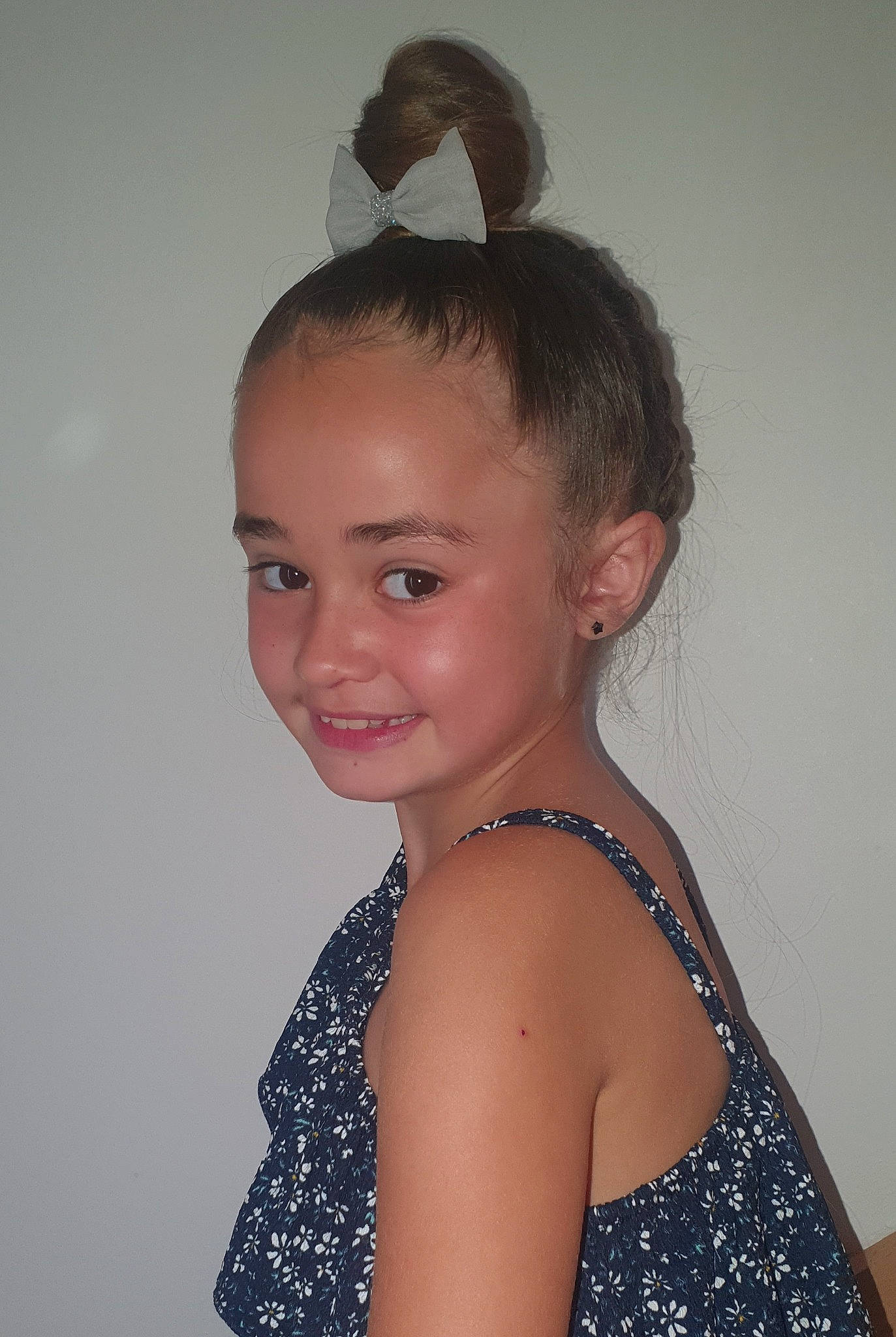 Emma a rejoint le concours — aidez-le/la à gagner de superbes lots ! arm, bun, chignon, day_dress, dress, ear, eyelash, flash_photography, hair, hairstyle, human_body, iris, joint, joy, makeover, mohawk_hairstyle, neck, person, shoulder, skin