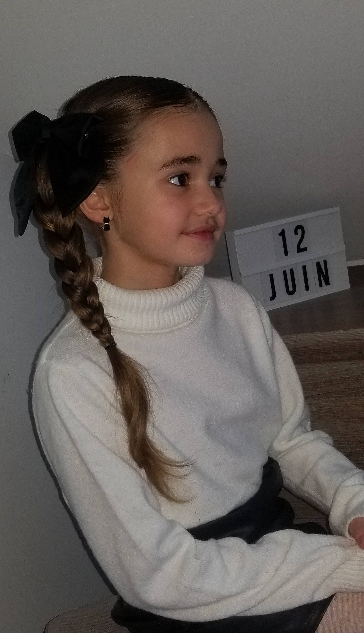 Emma a rejoint le concours — aidez-le/la à gagner de superbes lots ! audio_equipment, blond, brown_hair, cheek, chin, ear, earrings, eyelash, fashion_design, flash_photography, hair, happy, head, iris, jewellery, lip, neck, person, pigtail, sleeve