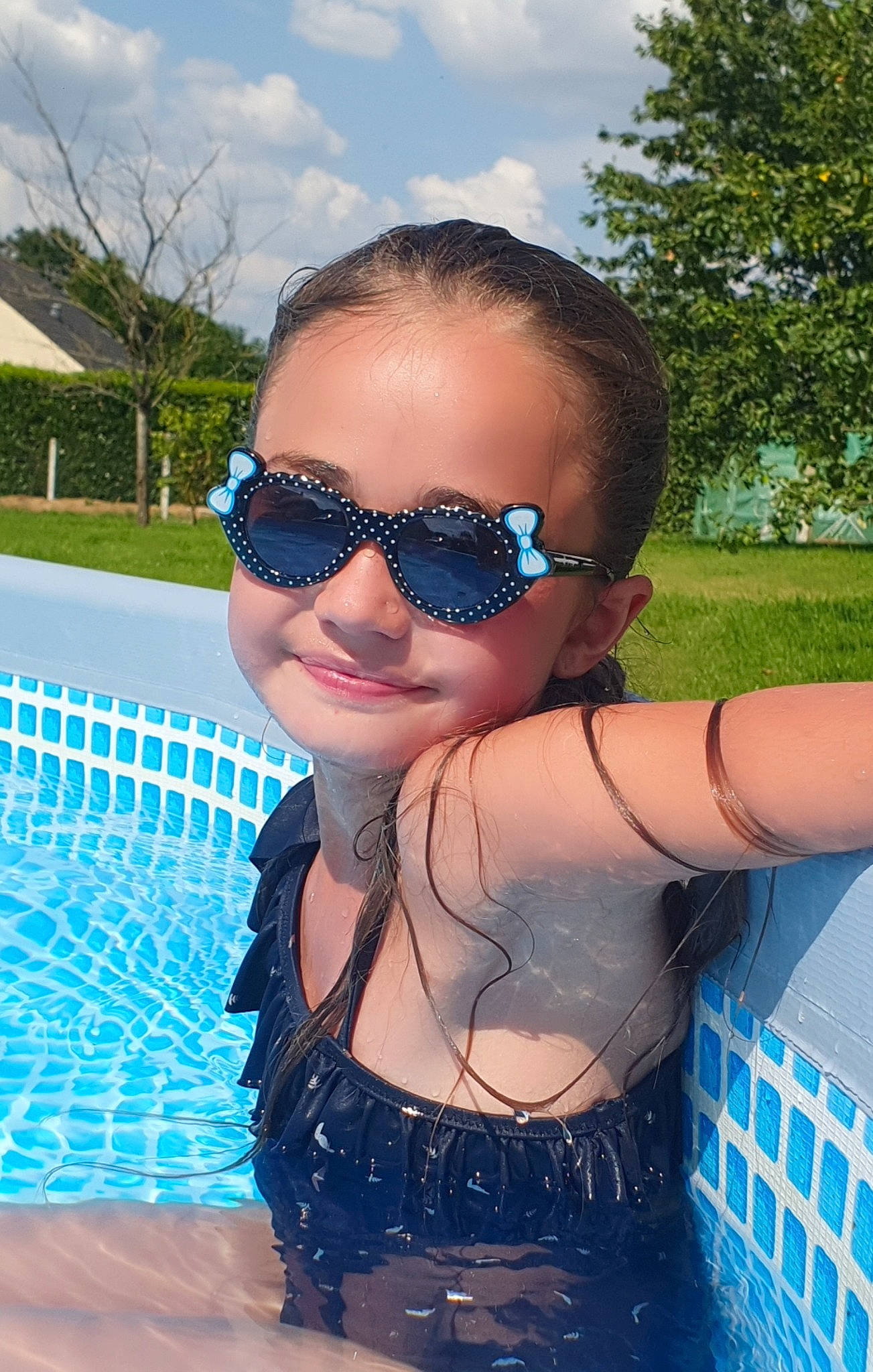 Emma a rejoint le concours — aidez-le/la à gagner de superbes lots ! aqua, azure, cloud, eyewear, glasses, goggles, happy, head, headgear, joy, leisure, person, sky, smile, summer, sunglasses, sunlight, swimming_pool, swimwear, tree