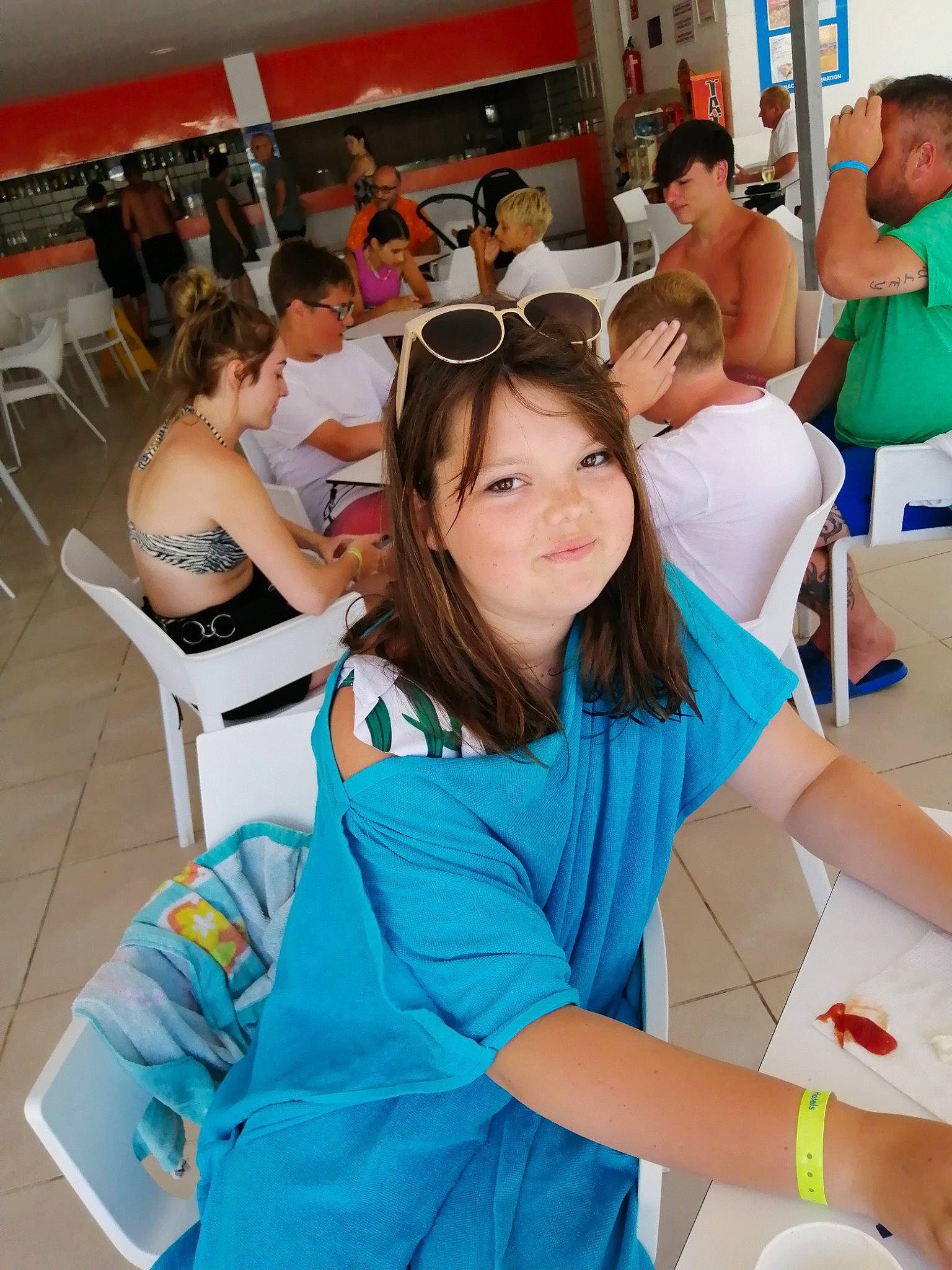 Maëlane a rejoint le concours — aidez-le/la à gagner de superbes lots ! chair, community, dress, event, eyewear, fashion_design, fun, goggles, happy, joint, joy, leisure, person, recreation, sitting, summer, sunglasses, t_shirt, thigh, white