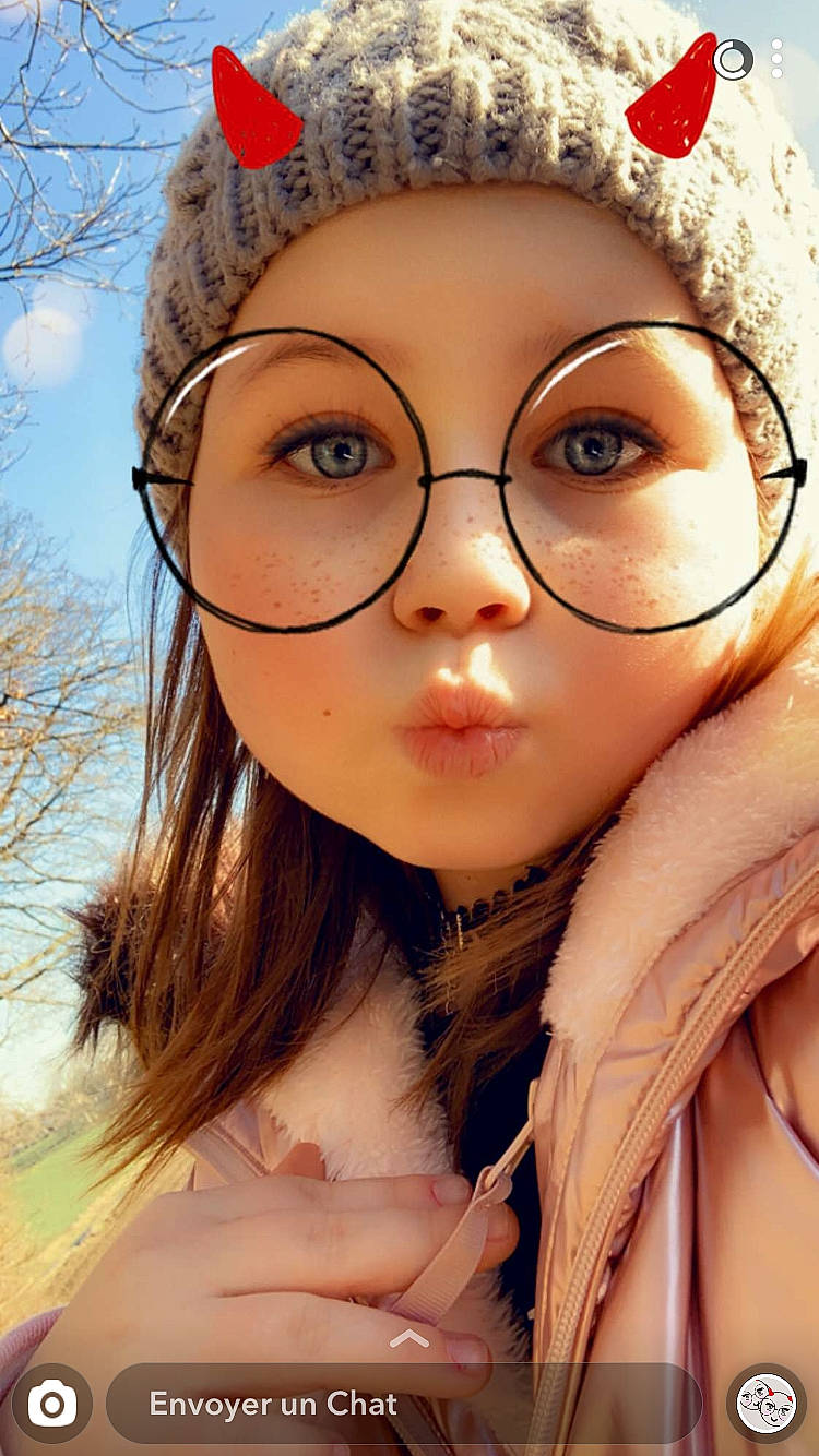 Lina participe au concours pour gagner de l'argent avec cette photo : beauty, brown_hair, cheek, child, cool, eye, eyebrow, eyewear, face, forehead, fun, glasses, hair, head, headgear, lip, nose, person, photography, skin