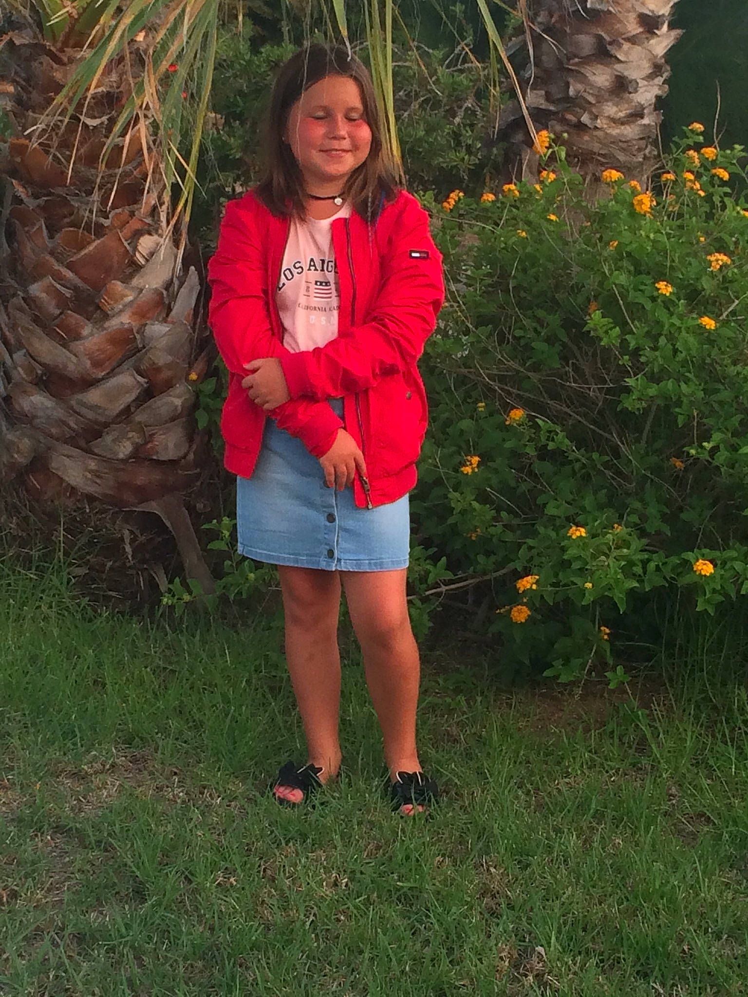 Lina a rejoint le concours — aidez-le/la à gagner de superbes lots ! botany, fawn, grass, jacket, joy, outerwear, person, photography, plant, shorts, tree