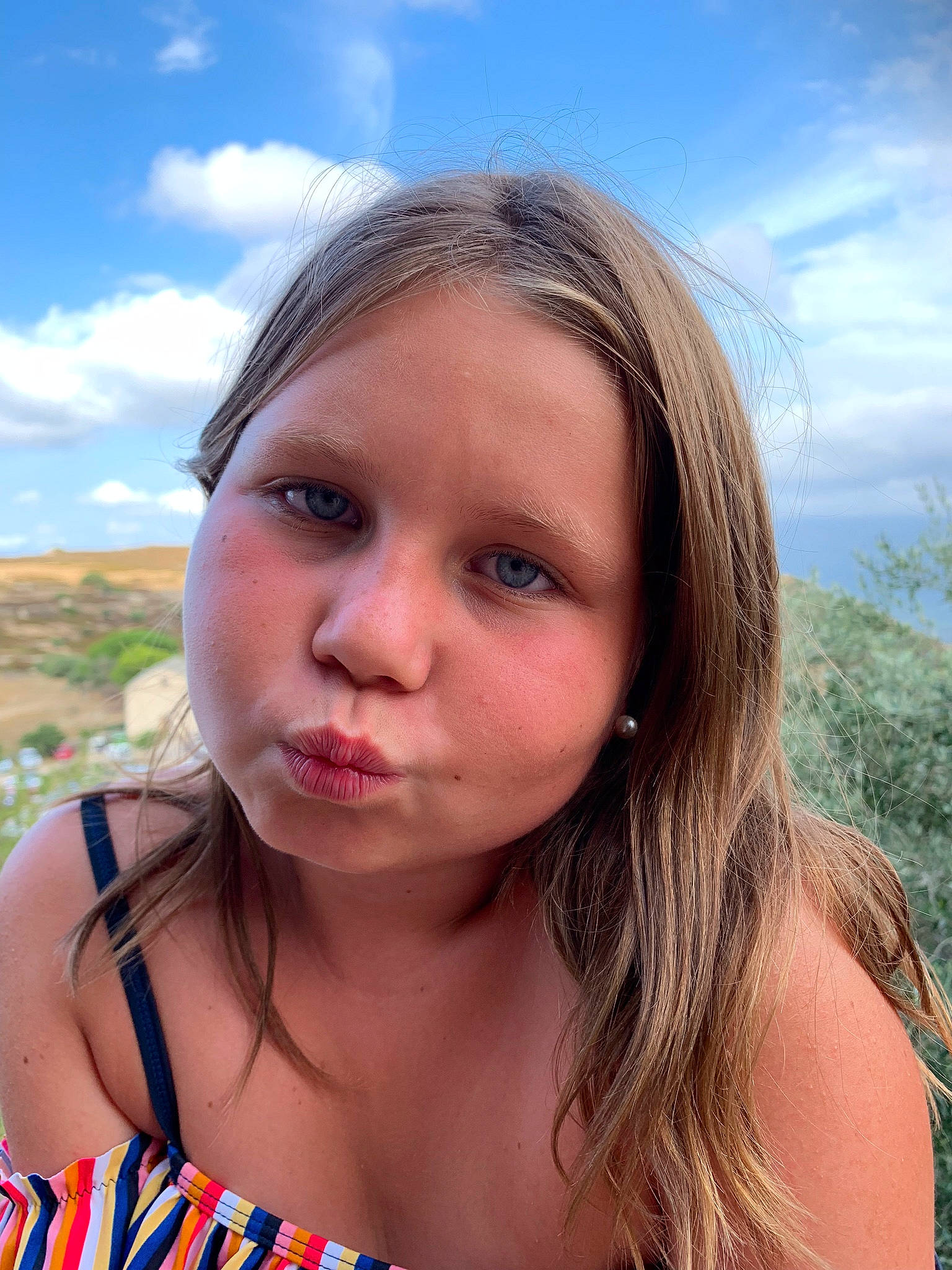 Lina participe au concours pour gagner de l'argent avec cette photo : beauty, blond, brown_hair, chin, eyebrow, face, hair, hairstyle, head, lip, long_hair, mouth, neck, nose, person, skin, smile, summer, surfer_hair, vacation