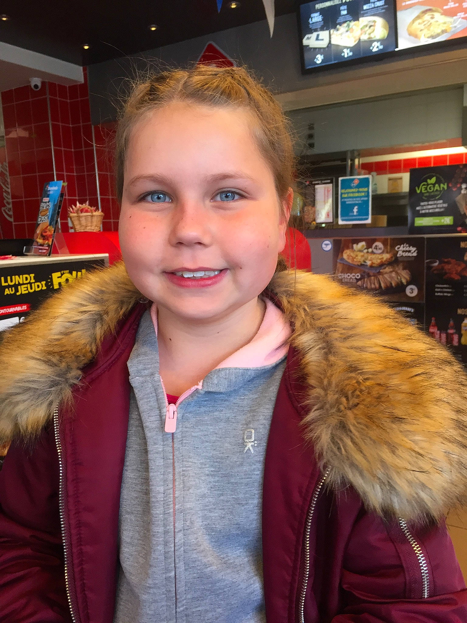 Lina participe au concours pour gagner de l'argent avec cette photo : blond, fur, fur_clothing, jacket, joy, person, smile, textile