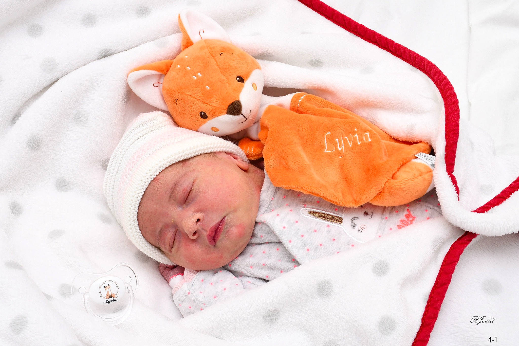 Lyvia a rejoint le concours — aidez-le/la à gagner de superbes lots ! baby, baby_products, baby_sleeping, baby_toddler_clothing, bedding, bedtime, carmine, child, comfort, event, hat, headwear, linens, nap, pattern, peach, person, room, sleep, textile