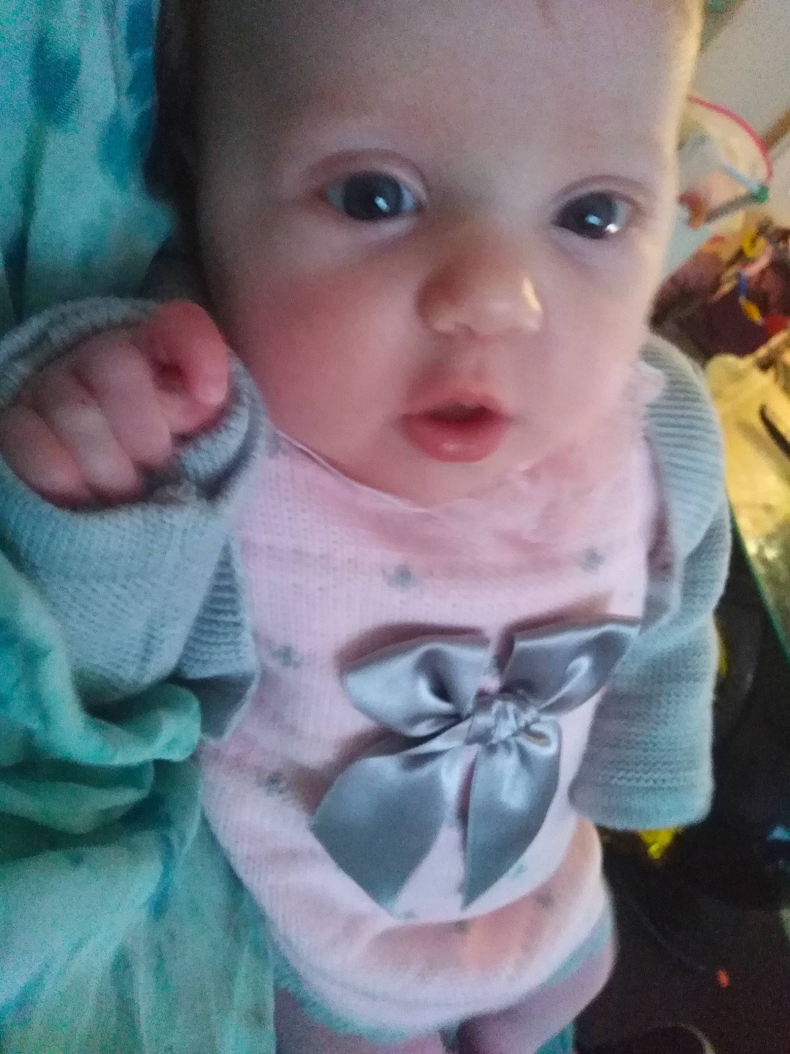 Ambre participe au concours pour gagner de l'argent avec cette photo : baby, cheek, child, cool, ear, eye, face, finger, forehead, hand, head, lip, mouth, neck, nose, organ, person, pink, skin, smile