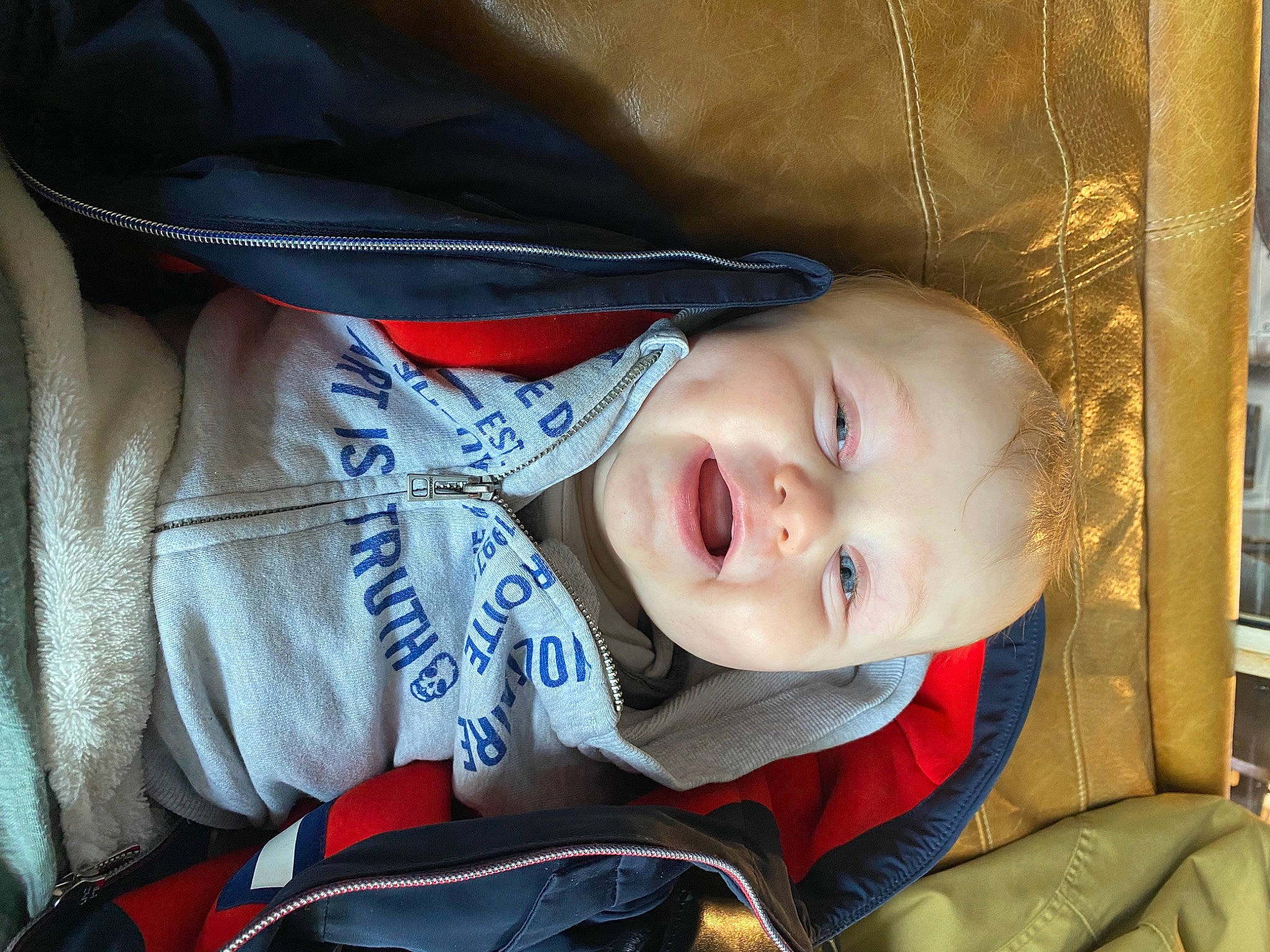 Valentin participe au concours pour gagner de l'argent avec cette photo : auto_part, baby, baby_products, baby_toddler_clothing, car_seat, cheek, child, chin, collar, comfort, electric_blue, eye, head, headgear, iris, nose, person, sitting, sleeve, smile