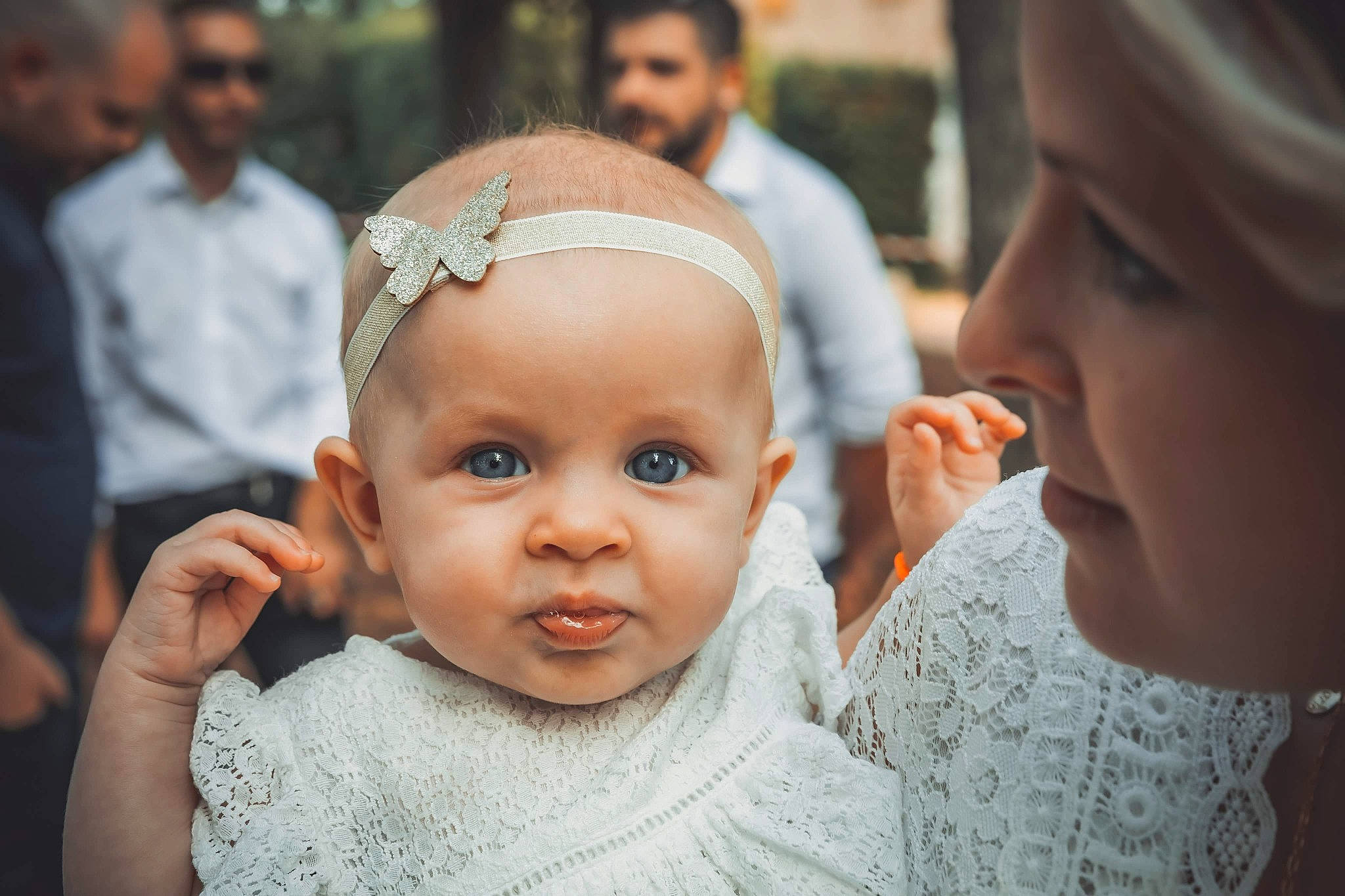 Léana a rejoint le concours — aidez-le/la à gagner de superbes lots ! adaptation, baby, blurred, ceremony, cheek, child, eye, face, fashion_accessory, forehead, hair_accessory, happy, head, headgear, headpiece, nose, people, person, skin, smile