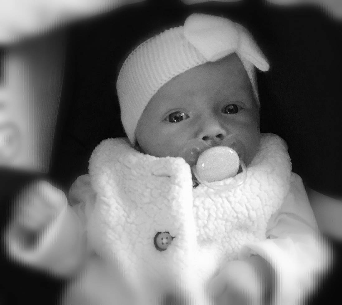 Kyra participe au concours pour gagner de l'argent avec cette photo : baby, baby_sleeping, baby_toddler_clothing, cap, cheek, child, close_up, comfort, eyebrow, eyelash, happy, knit_cap, linens, lip, monochrome, monochrome_photography, mouth, person, room, skin