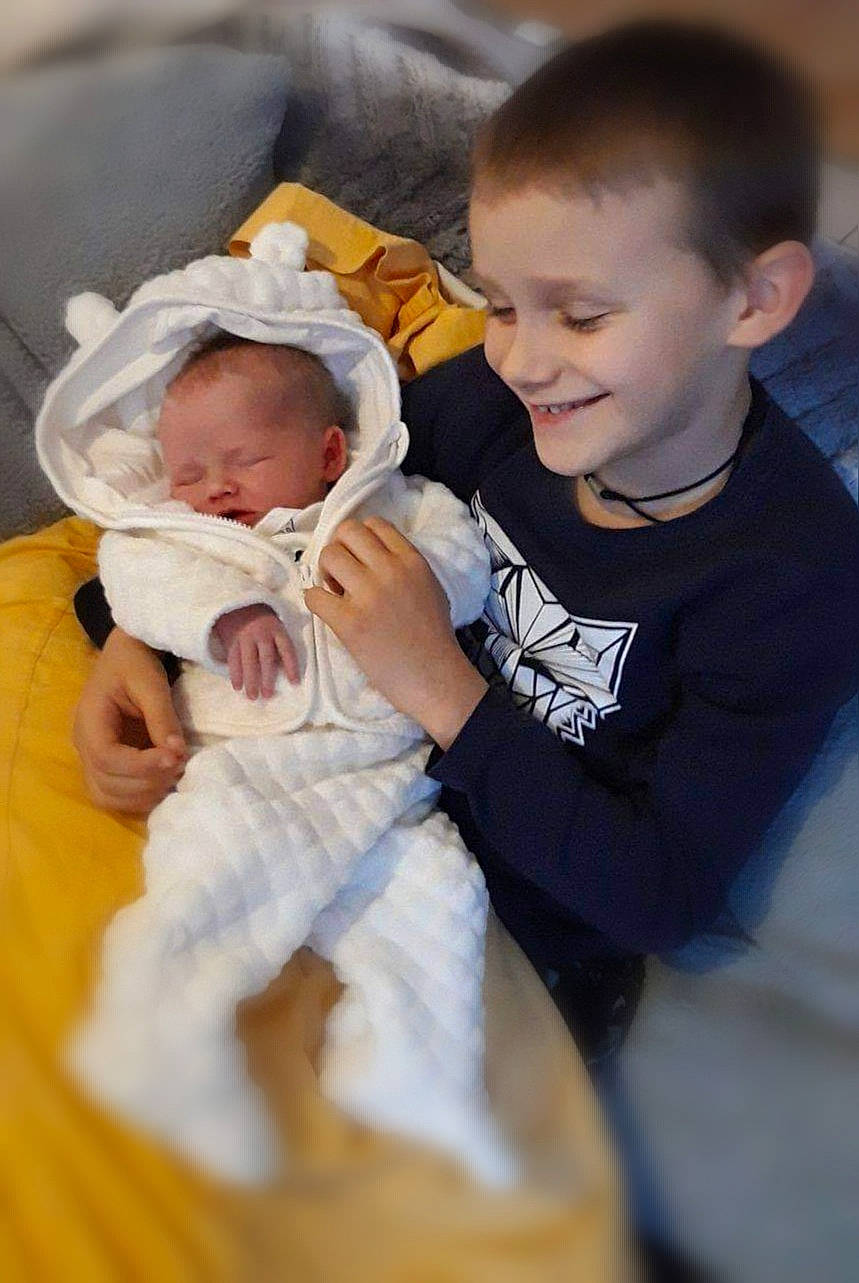 Luka participe au concours pour gagner de l'argent avec cette photo : baby, baby_toddler_clothing, cheek, comfort, dress, event, eye, finger, gesture, grass, hand, happy, human_body, iris, joy, leg, nose, person, sitting, skin