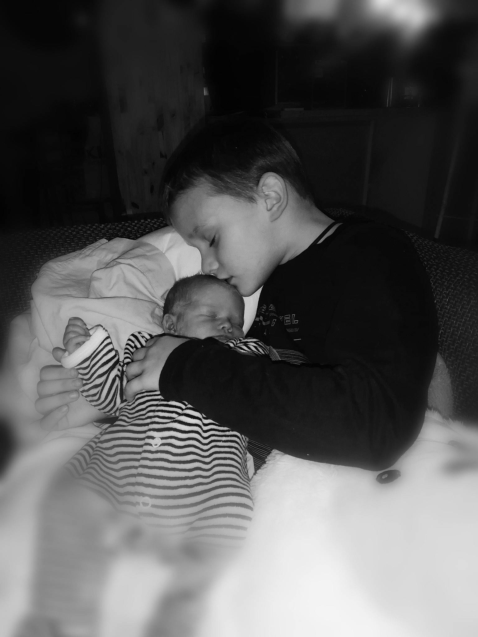 Luka participe au concours pour gagner de l'argent avec cette photo : arm, baby, black_and_white, cloud, comfort, elbow, flash_photography, gesture, hand, happy, human_body, mammal, monochrome_photography, mouth, nose, person, skin, style, toddler, tree