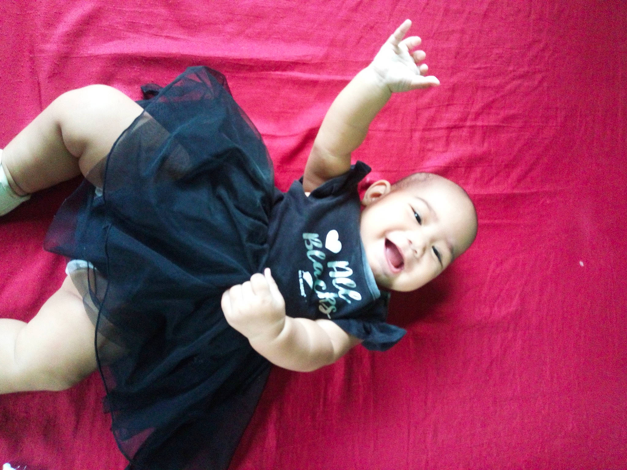 Hanihere participe au concours pour gagner de l'argent avec cette photo : baby, baby_toddler_clothing, child, comfort, elbow, event, finger, flash_photography, flooring, gesture, grass, happy, human_body, magenta, person, pink, sleeve, smile, t_shirt, textile