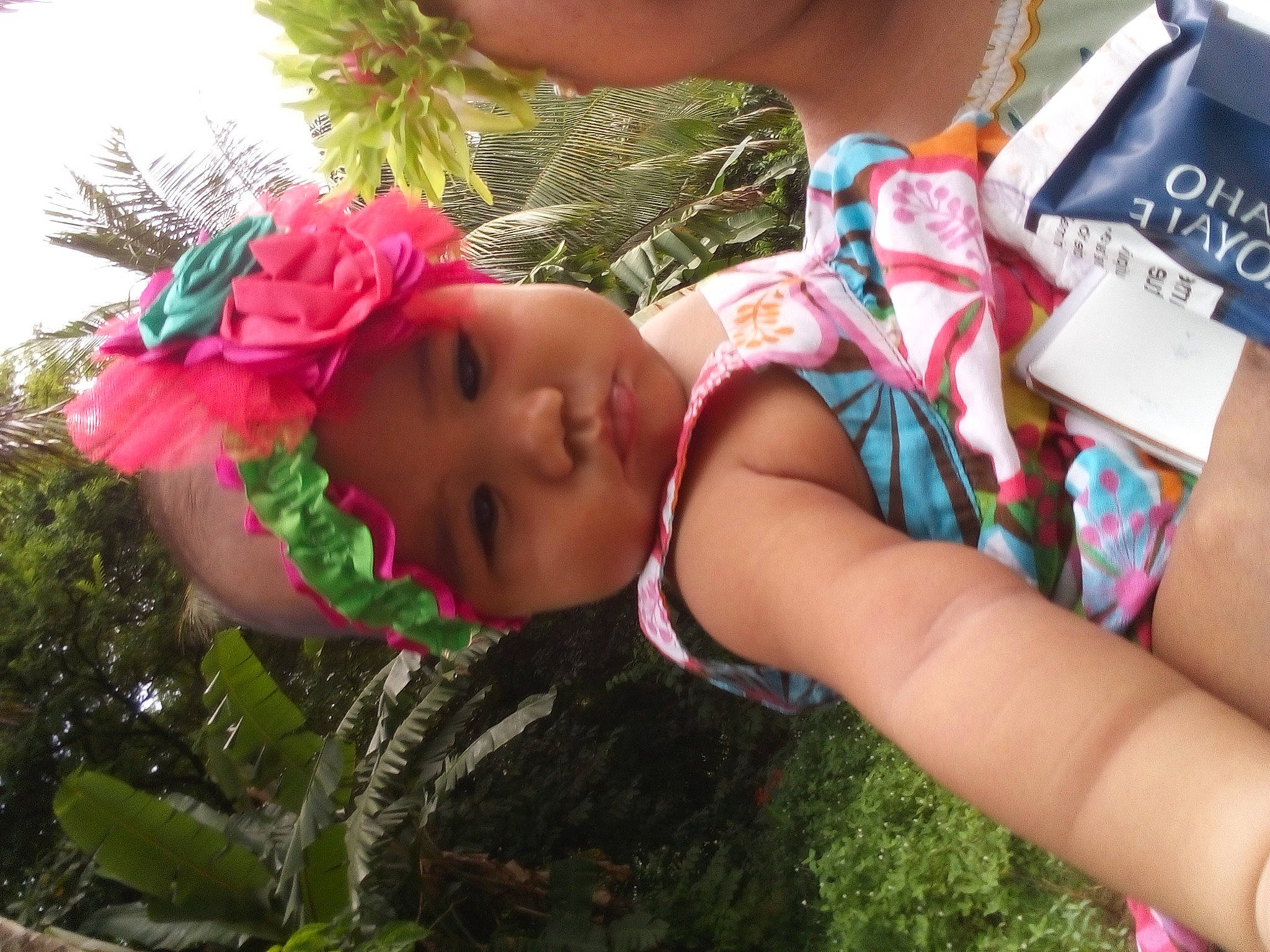 Hanihere a rejoint le concours — aidez-le/la à gagner de superbes lots ! baby, child, eyewear, fashion_accessory, flower, fun, garden, grass, green, happy, headwear, leisure, pattern, people_in_nature, person, petal, plant, rose_family, sky, sunglasses