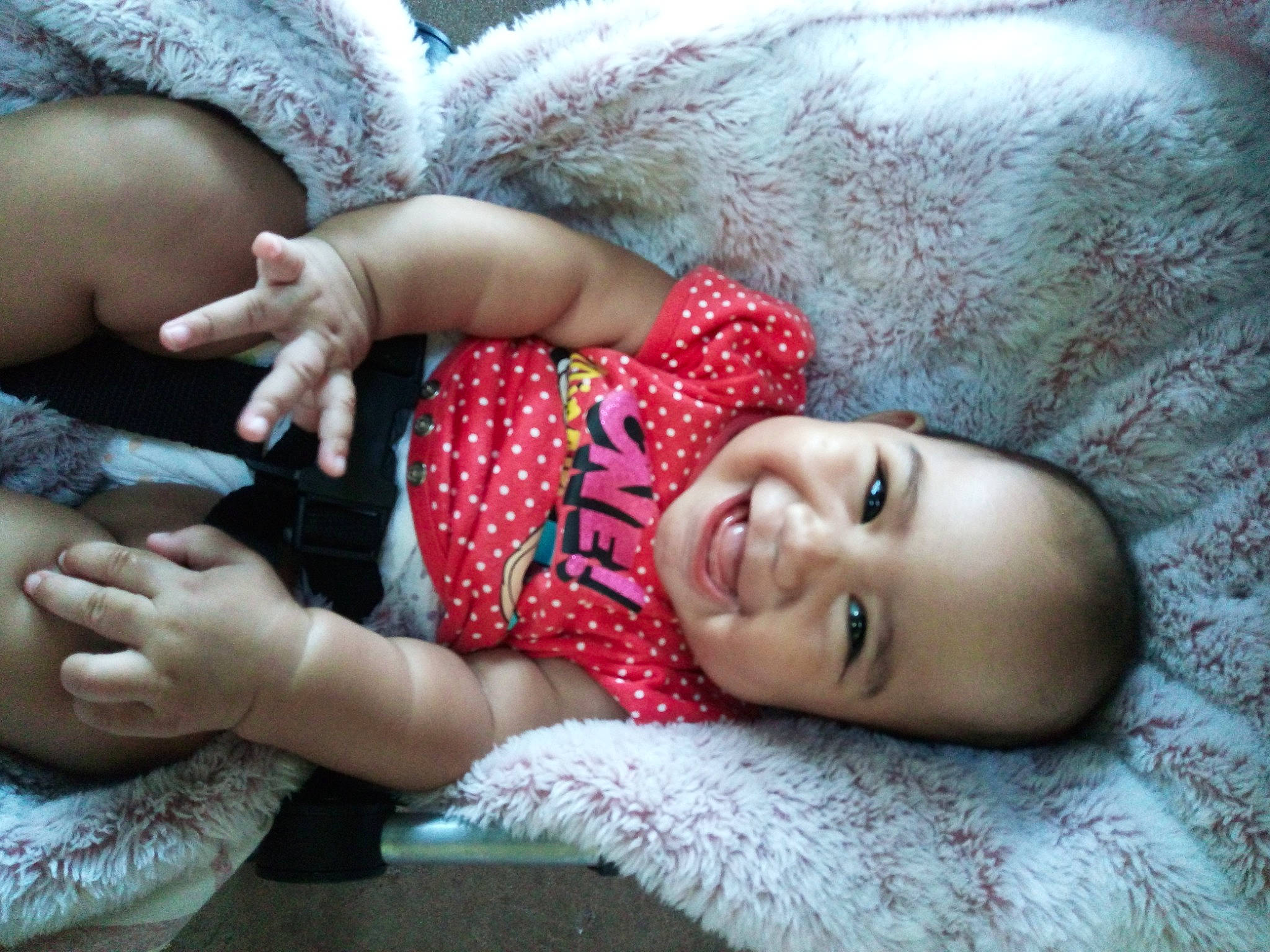 Hanihere participe au concours pour gagner de l'argent avec cette photo : baby_sleeping, comfort, couch, eye, finger, gesture, hair, hand, happy, head, human_body, joy, leg, lip, mouth, muscle, nose, person, skin, smile