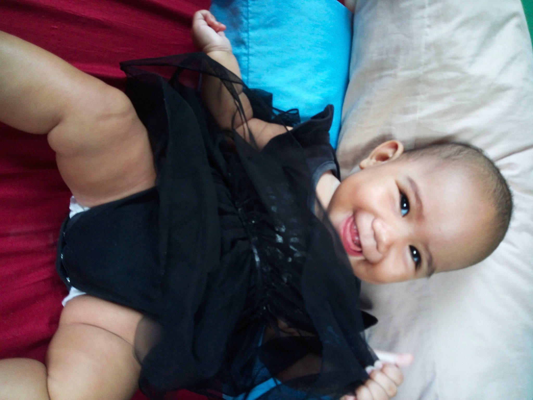 Hanihere a rejoint le concours — aidez-le/la à gagner de superbes lots ! baby, child, comfort, elbow, eye, flash_photography, fun, gesture, hairstyle, happy, human, human_body, joint, joy, muscle, person, sitting, smile, thigh, toddler