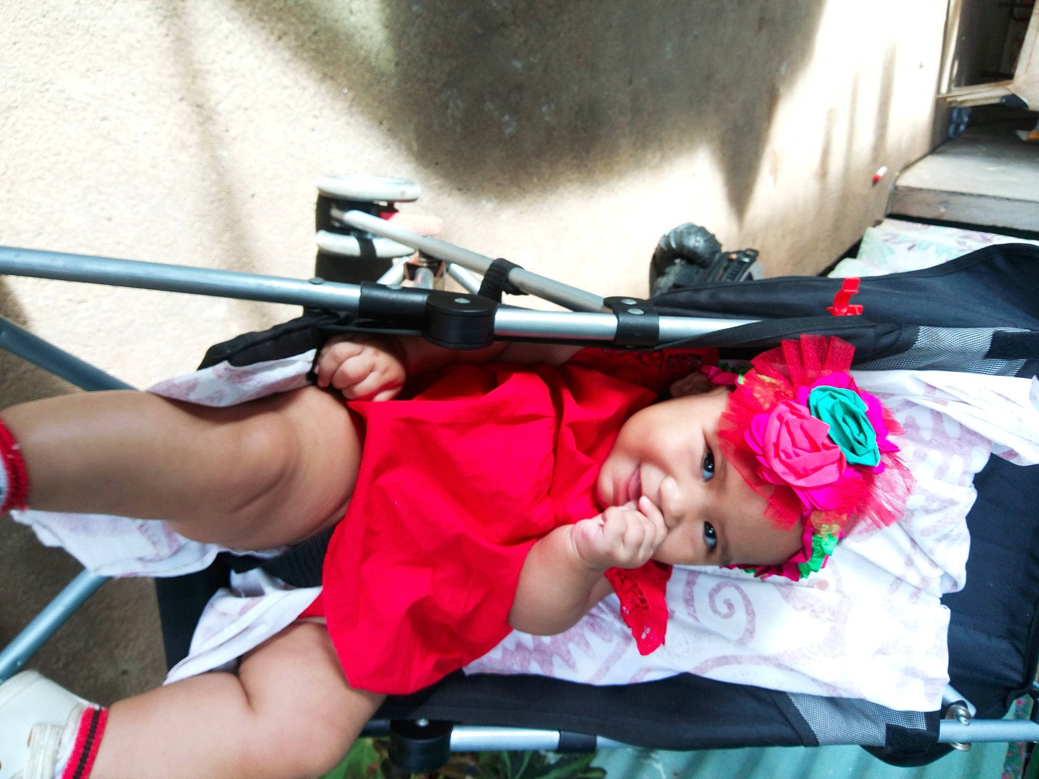 Hanihere a rejoint le concours — aidez-le/la à gagner de superbes lots ! baby, baby_carriage, baby_products, carmine, child, costume, hat, headwear, human_leg, leisure, luggage_and_bags, person, recreation, shooting, shorts, thigh, toddler, tree, vacation