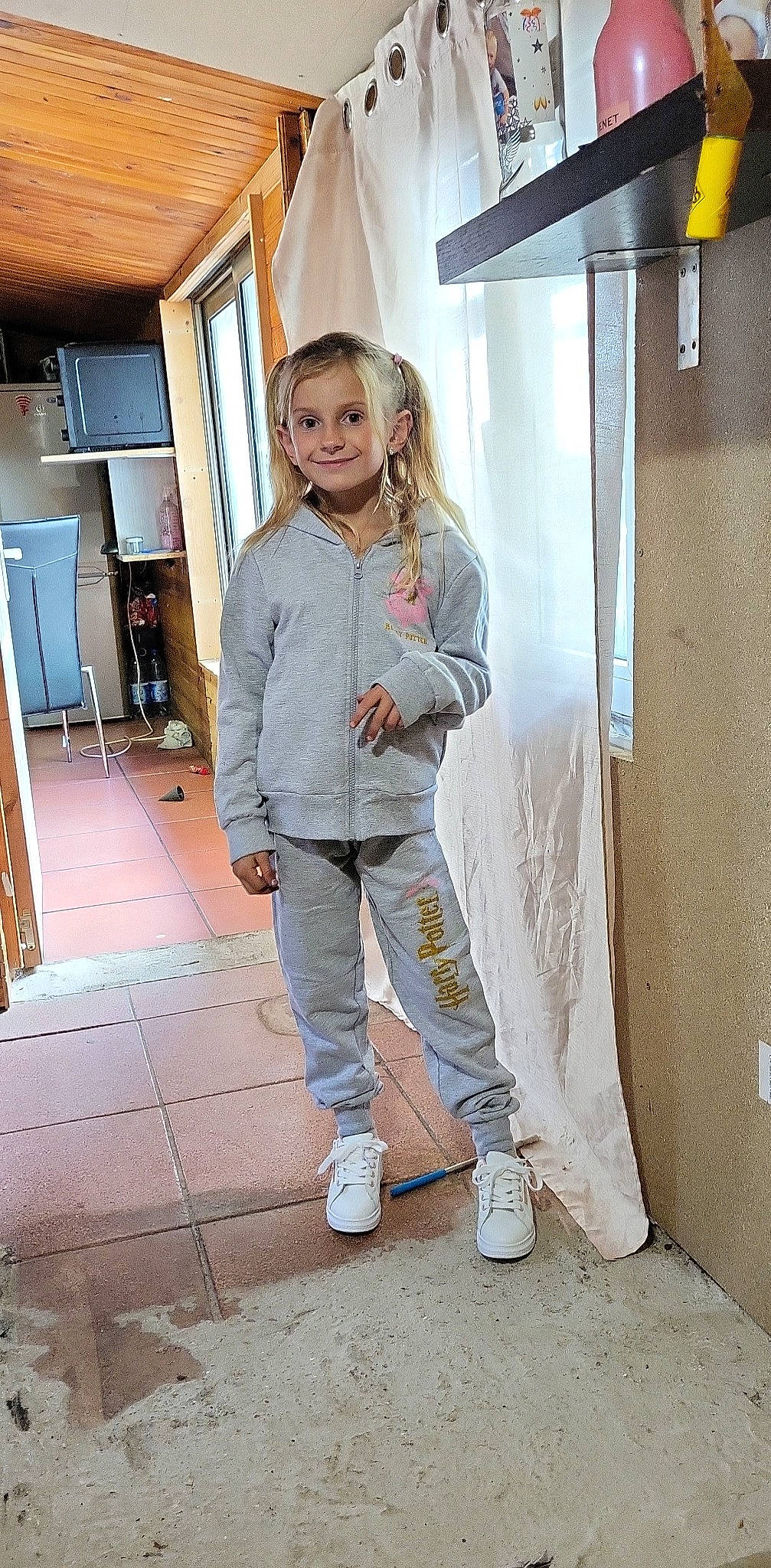 Fyona participe au concours pour gagner de l'argent avec cette photo : bag, blazer, chair, denim, eyewear, fashion_design, floor, flooring, fur, human_leg, joint, joy, knee, pattern, person, shoe, sleeve, standing, textile, thigh