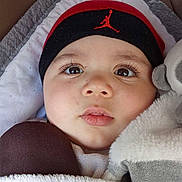 Noa a rejoint le concours — aidez-le/la à gagner de superbes lots ! baby, infant, closeup, face, hat, warm_clothing, plush_toy, blanket, cute, child, wide_eyes, snuggled, indoors, soft_texture, cozy, portrait, headwear, expression, young_child, sleeping_bag