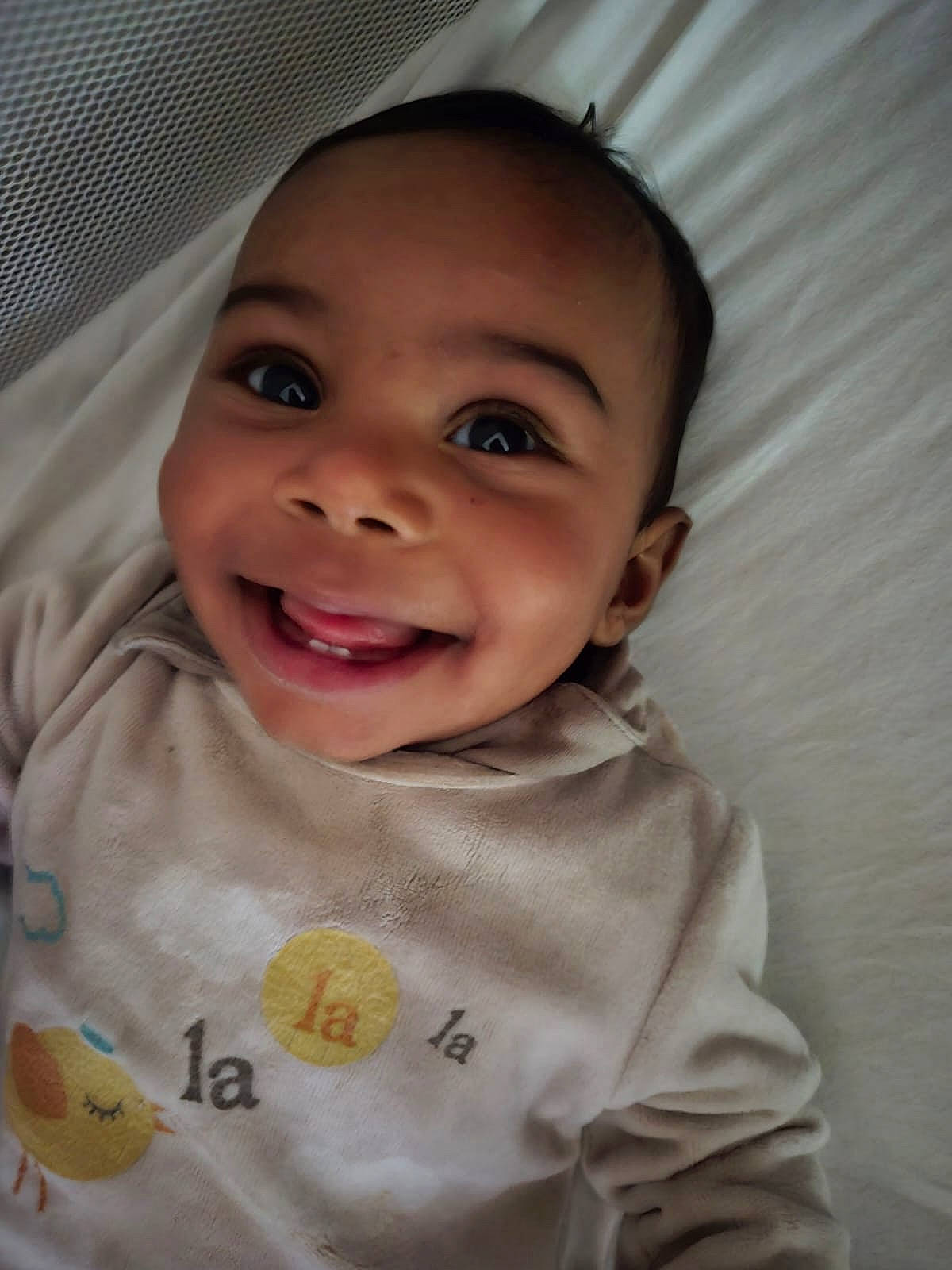 Alicia participe au concours pour gagner de l'argent avec cette photo : baby, babylaughing, bed, bodypart, clothing, cushion, face, furniture, happy, head, homedecor, laughing, mouth, person, photography, portrait, selfie, smile, t_shirt, teeth