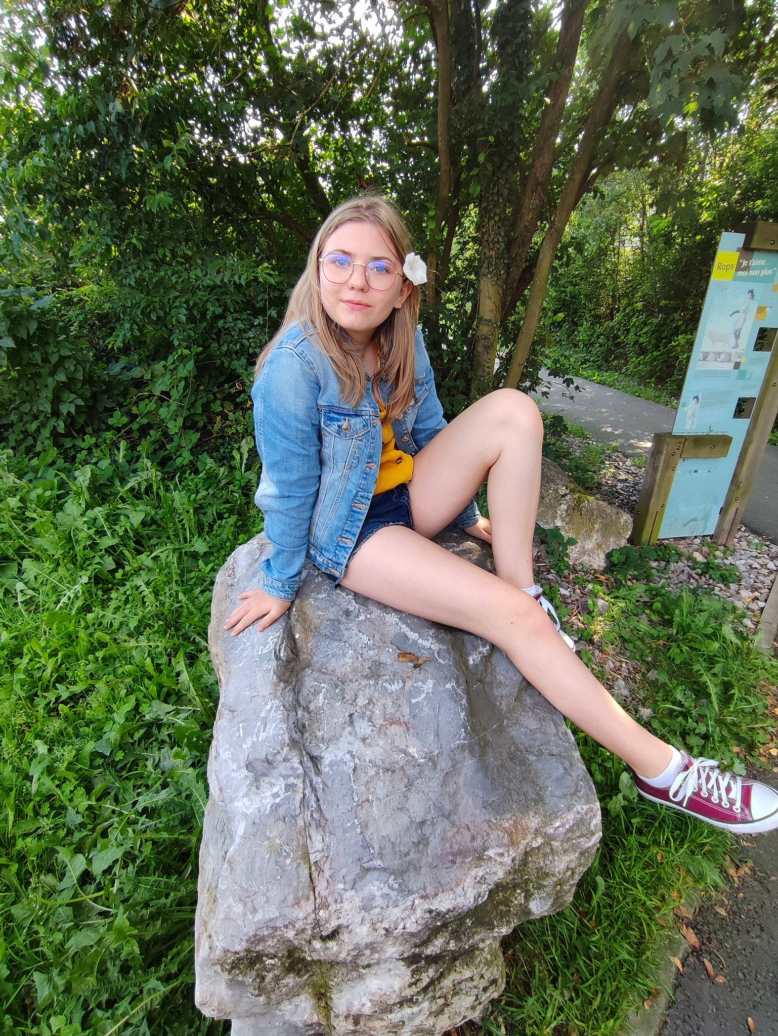 Gabrielle a rejoint le concours — aidez-le/la à gagner de superbes lots ! blond, denim, electric_blue, fashion_design, flash_photography, grass, human_leg, joy, knee, leisure, pattern, people_in_nature, person, plant, shoe, street_fashion, thigh, tree, trunk, waist