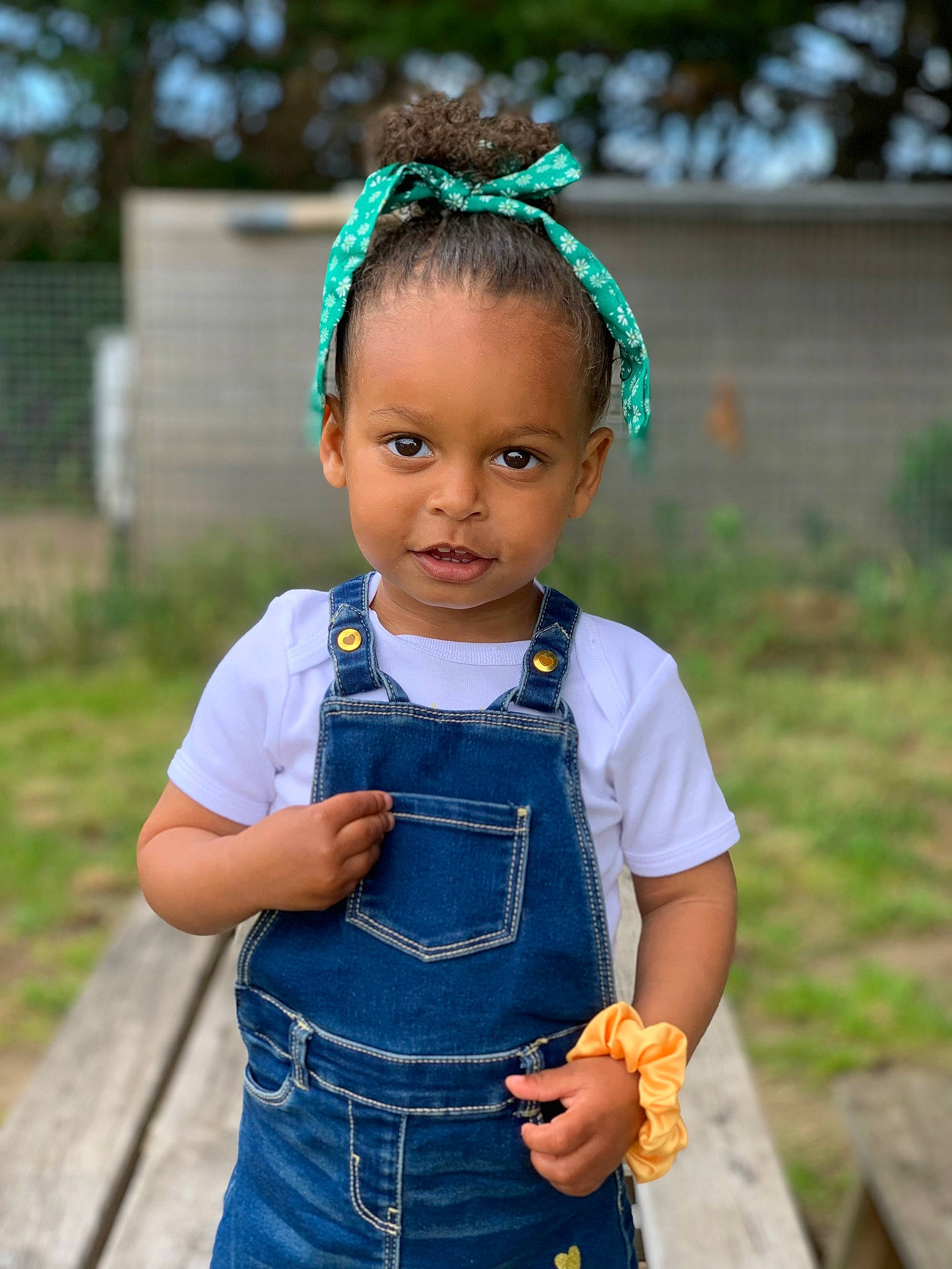 Awina participe au concours pour gagner de l'argent avec cette photo : baby_toddler_clothing, denim, electric_blue, fashion_accessory, grass, grass_family, happy, head, headband, jewellery, necklace, outerwear, pattern, person, plant, sleeve, street_fashion, summer, t_shirt, toddler