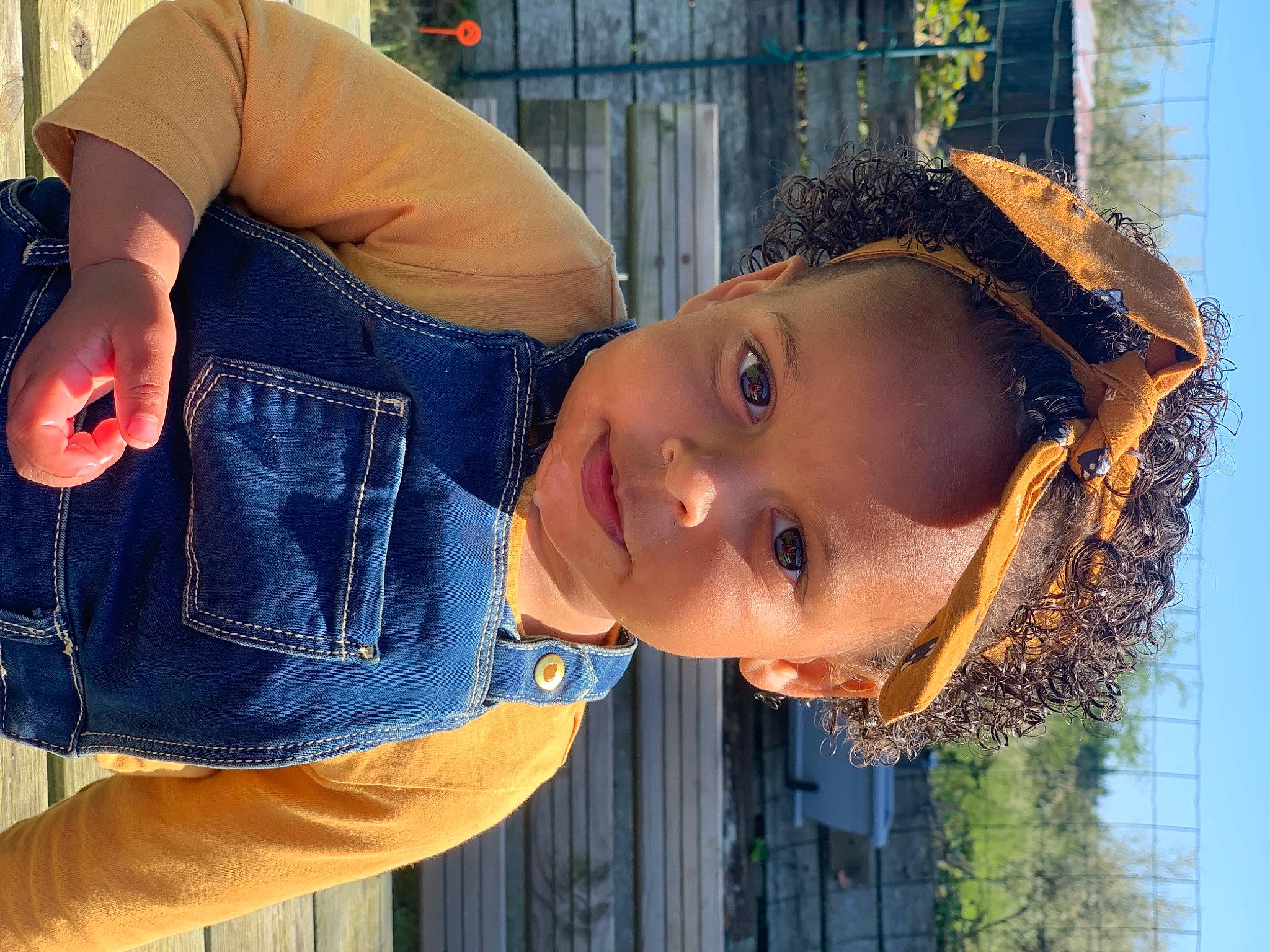 Awina participe au concours pour gagner de l'argent avec cette photo : black_hair, cool, denim, electric_blue, flash_photography, fun, happy, hat, headgear, jeans, leisure, lip, mouth, neck, nose, people, person, smile, toddler, tree