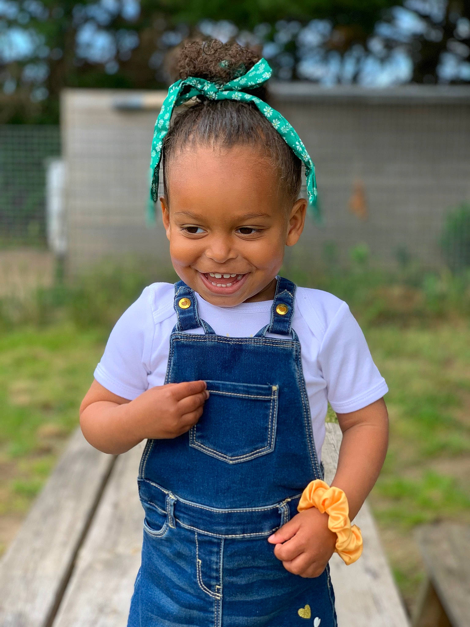 Awina a rejoint le concours — aidez-le/la à gagner de superbes lots ! baby_toddler_clothing, blue, child, denim, electric_blue, fashion_accessory, grass, happy, jewellery, joy, neck, pattern, people_in_nature, person, plant, skin, sleeve, smile, street_fashion, summer