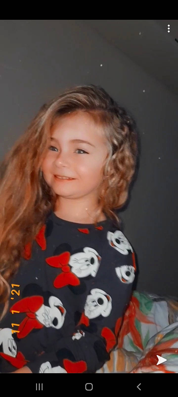 Santana participe au concours pour gagner de l'argent avec cette photo : blond, brown_hair, cheek, child_model, day_dress, eyebrow, hairstyle, head, iris, joy, person, portrait, portrait_photography, space