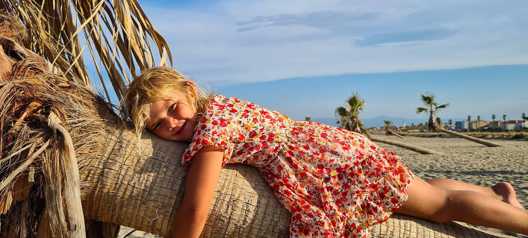 Lola participe au concours pour gagner de l'argent avec cette photo : arecales, beach, cloud, eyewear, flash_photography, fun, grass, happy, human_leg, landscape, leisure, long_hair, palm_tree, people_in_nature, person, plant, sky, smile, t_shirt, travel