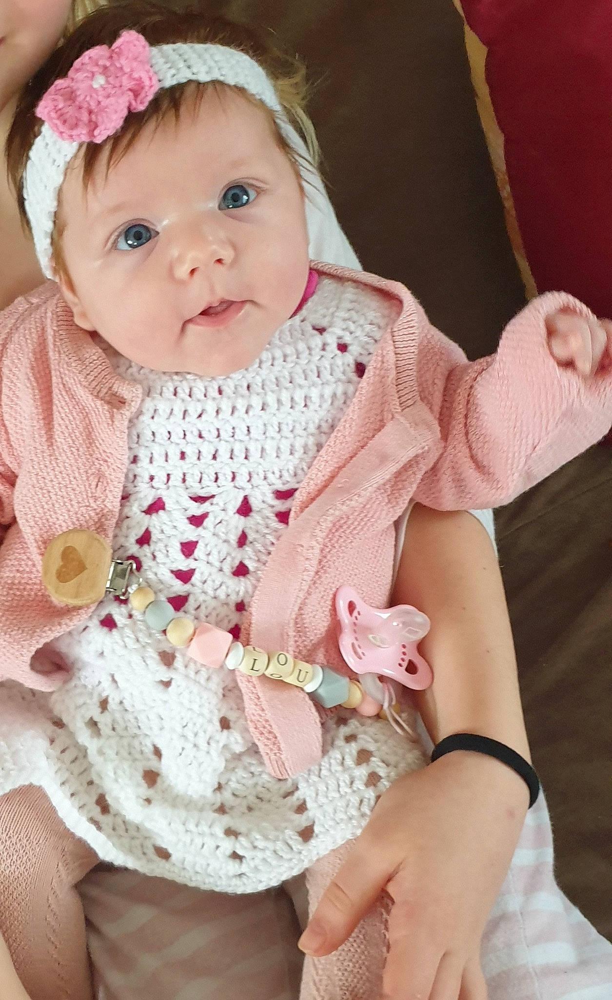 Lou a rejoint le concours — aidez-le/la à gagner de superbes lots ! art, baby, baby_toddler_clothing, cheek, child, chin, collar, dress, embellishment, eye, happy, headgear, headwear, iris, lip, neck, pattern, person, pink, skin