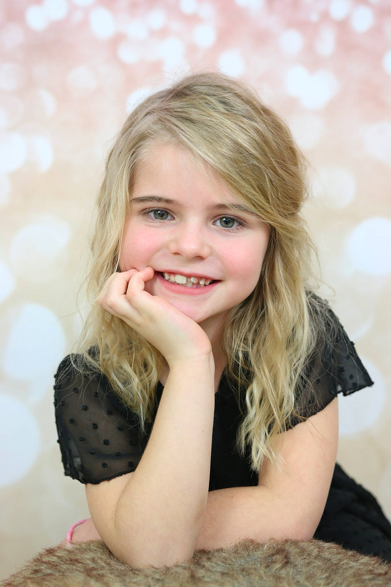 Inès participe au concours pour gagner de l'argent avec cette photo : arm, beauty, cheek, child, face, facial_expression, finger, flash_photography, flooring, gesture, hair, hand, happy, human_body, iris, joy, lip, long_hair, person, skin