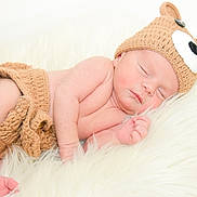 Elio a rejoint le concours — aidez-le/la à gagner de superbes lots ! baby, newborn, infant, sleeping, bear_hat, knit_hat, blanket, fur_rug, cozy, portrait, cheeks, hand, foot, skin, diaper_cover, studio_light, soft_texture, cute, peaceful, children
