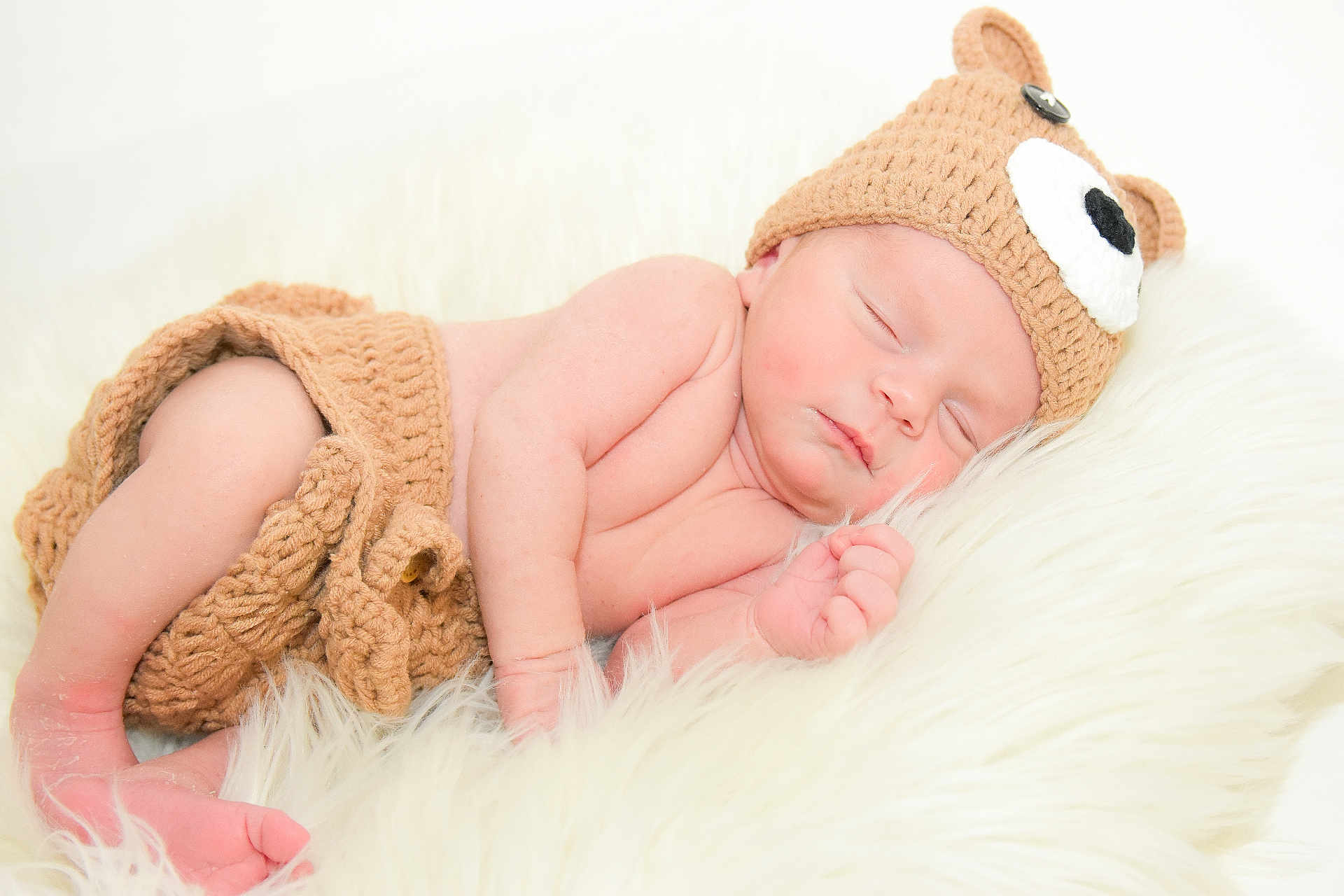 Elio a rejoint le concours — aidez-le/la à gagner de superbes lots ! baby, newborn, infant, sleeping, bear_hat, knit_hat, blanket, fur_rug, cozy, portrait, cheeks, hand, foot, skin, diaper_cover, studio_light, soft_texture, cute, peaceful, children