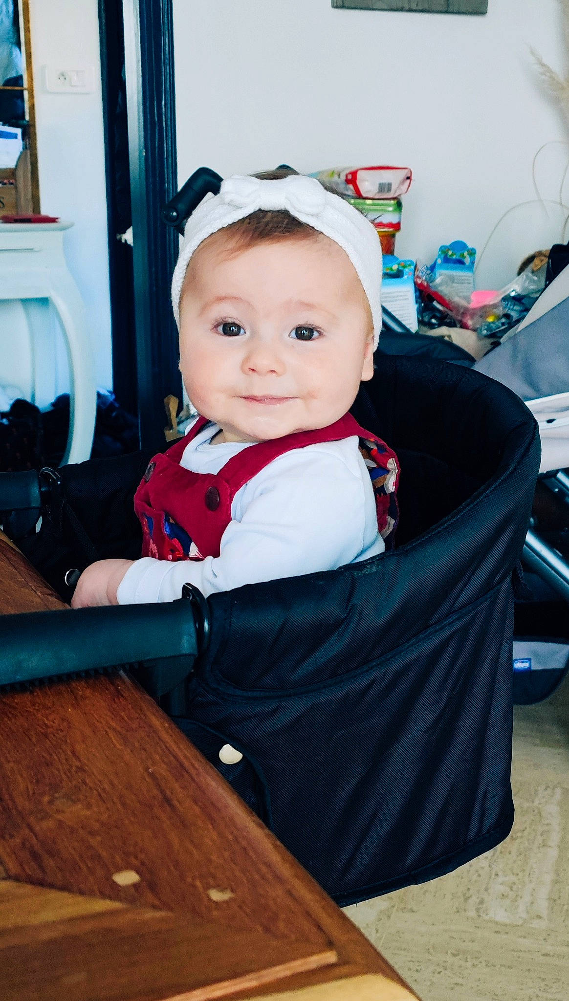 Lya participe au concours pour gagner de l'argent avec cette photo : baby, baby_carriage, baby_products, baby_safety, baby_toddler_clothing, chair, cheek, child, event, fun, happy, hardwood, hat, person, product, room, sitting, smile, toddler, vacation