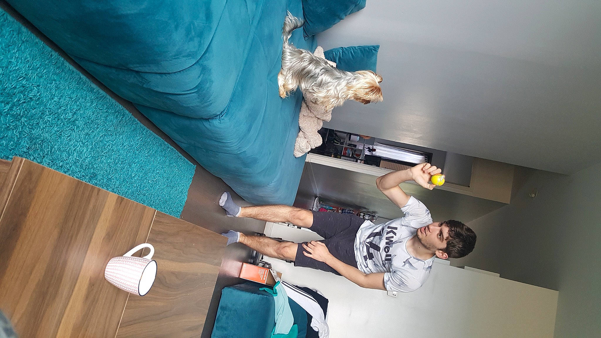 Rudy participe au concours pour gagner de l'argent avec cette photo : backpack, bag, denim, elbow, electric_blue, engineering, flooring, fun, gesture, handbag, human_leg, joint, knee, leisure, luggage_and_bags, nail, room, t_shirt, table, wrist