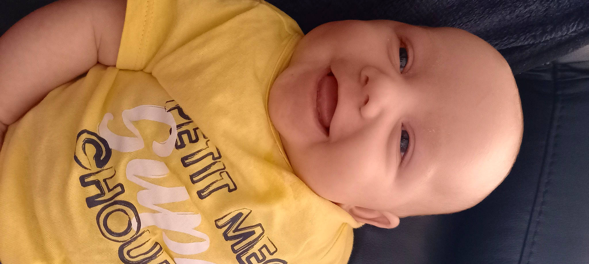 Romain participe au concours pour gagner de l'argent avec cette photo : baby, baby_toddler_clothing, cheek, chin, clothing, eyebrow, face, facial_expression, forehead, happy, head, human, lip, mammal, nose, organ, person, product, skin, sleeve