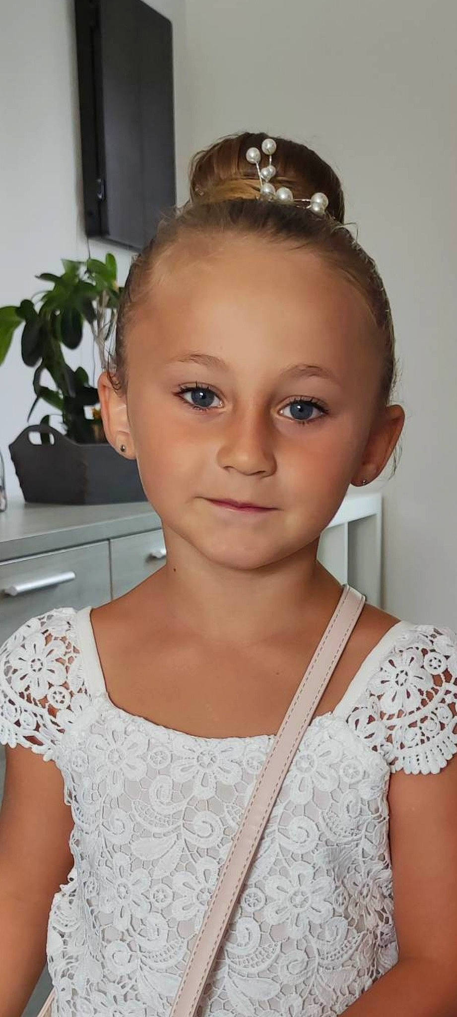 Louna a rejoint le concours — aidez-le/la à gagner de superbes lots ! cheek, ear, eyebrow, eyelash, flowerpot, forehead, hair, hairstyle, happy, head, houseplant, iris, jaw, lip, long_hair, neck, person, plant, shoulder, smile