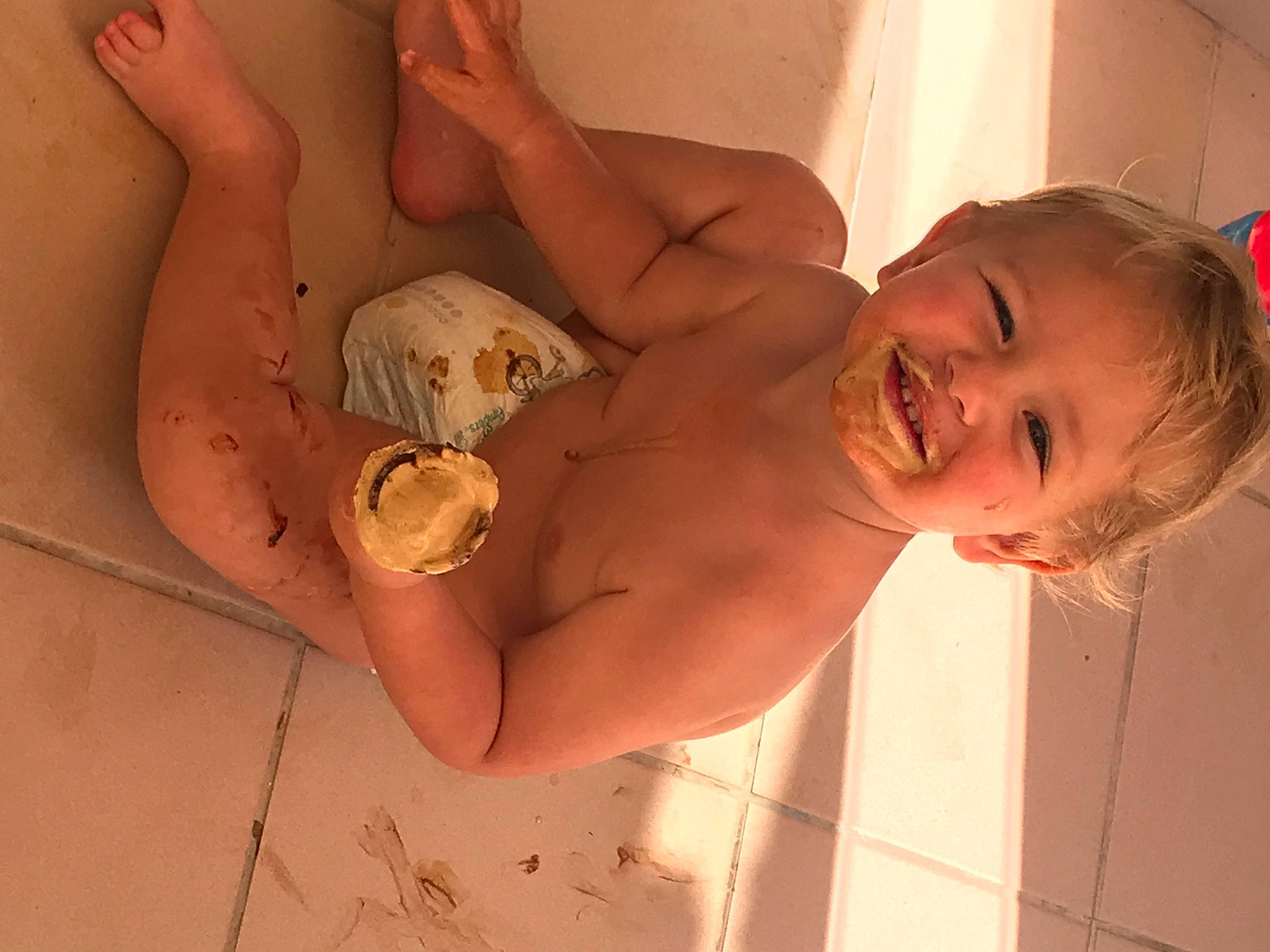 Nolan participe au concours pour gagner de l'argent avec cette photo : arm, bathing, chin, eye, eyebrow, finger, hand, head, human_body, jaw, joint, joy, leg, mouth, muscle, neck, nose, person, shoulder, skin