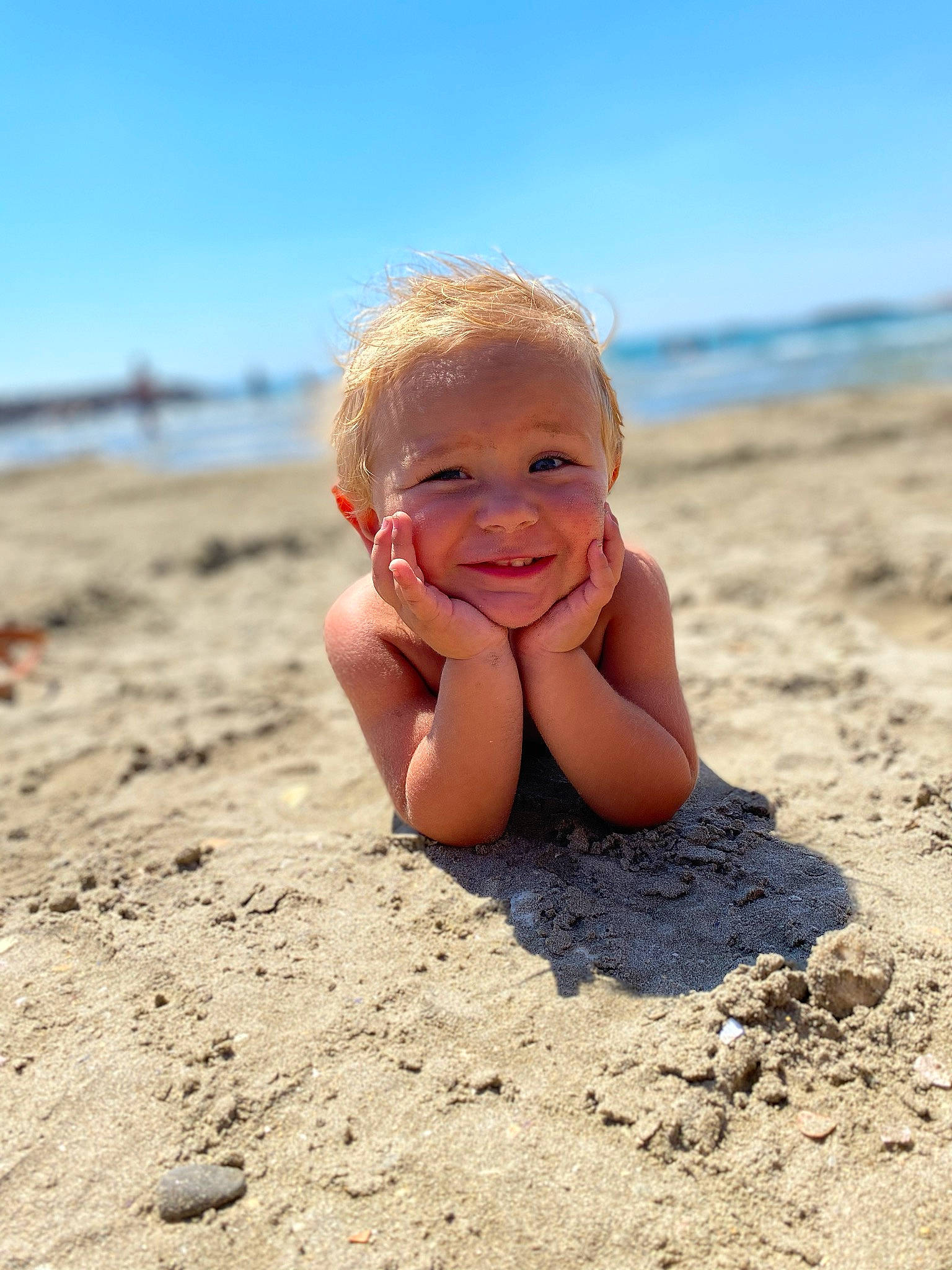 Nolan a rejoint le concours — aidez-le/la à gagner de superbes lots ! beach, body_of_water, child, face, flash_photography, fun, happy, head, horizon, joy, landscape, leisure, people_in_nature, people_on_beach, person, sand, shore, sky, smile, toddler
