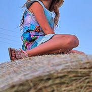 Luna participe au concours pour gagner de l'argent avec cette photo : casual, child, cute, daytime, dress, field, girl, happy, hat, hay, looking_away, nature, outdoor, portrait, relaxed, sandals, sitting, sky, straw_hat, summer