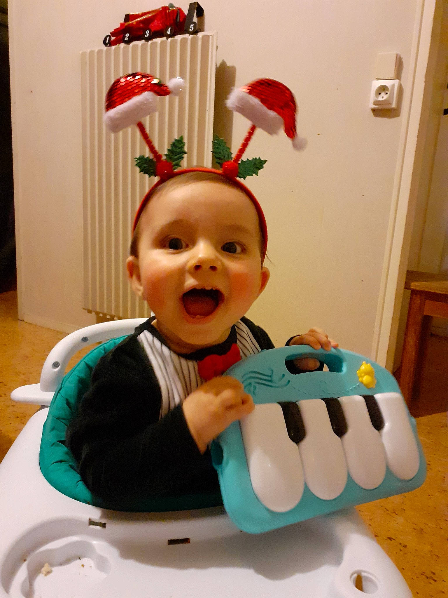 Mathyas a rejoint le concours — aidez-le/la à gagner de superbes lots ! baby, brush, child, person, toddler, tooth, toothbrush