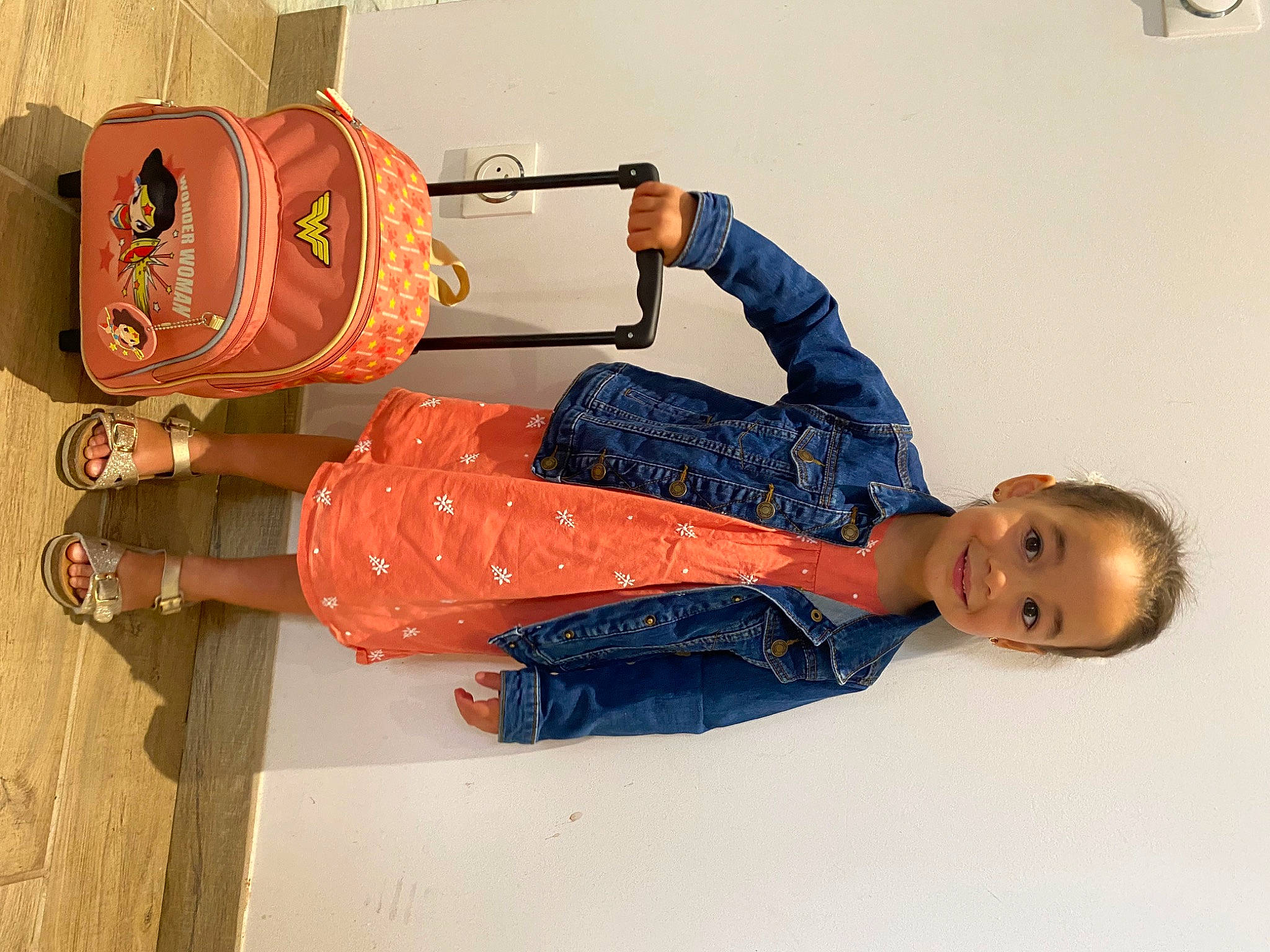 Ninon participe au concours pour gagner de l'argent avec cette photo : beer, denim, drink, elbow, electric_blue, foot, human_leg, joy, knee, musical_instrument, peach, person, shoe, sitting, sleeve, smile, thigh, wood, wrist