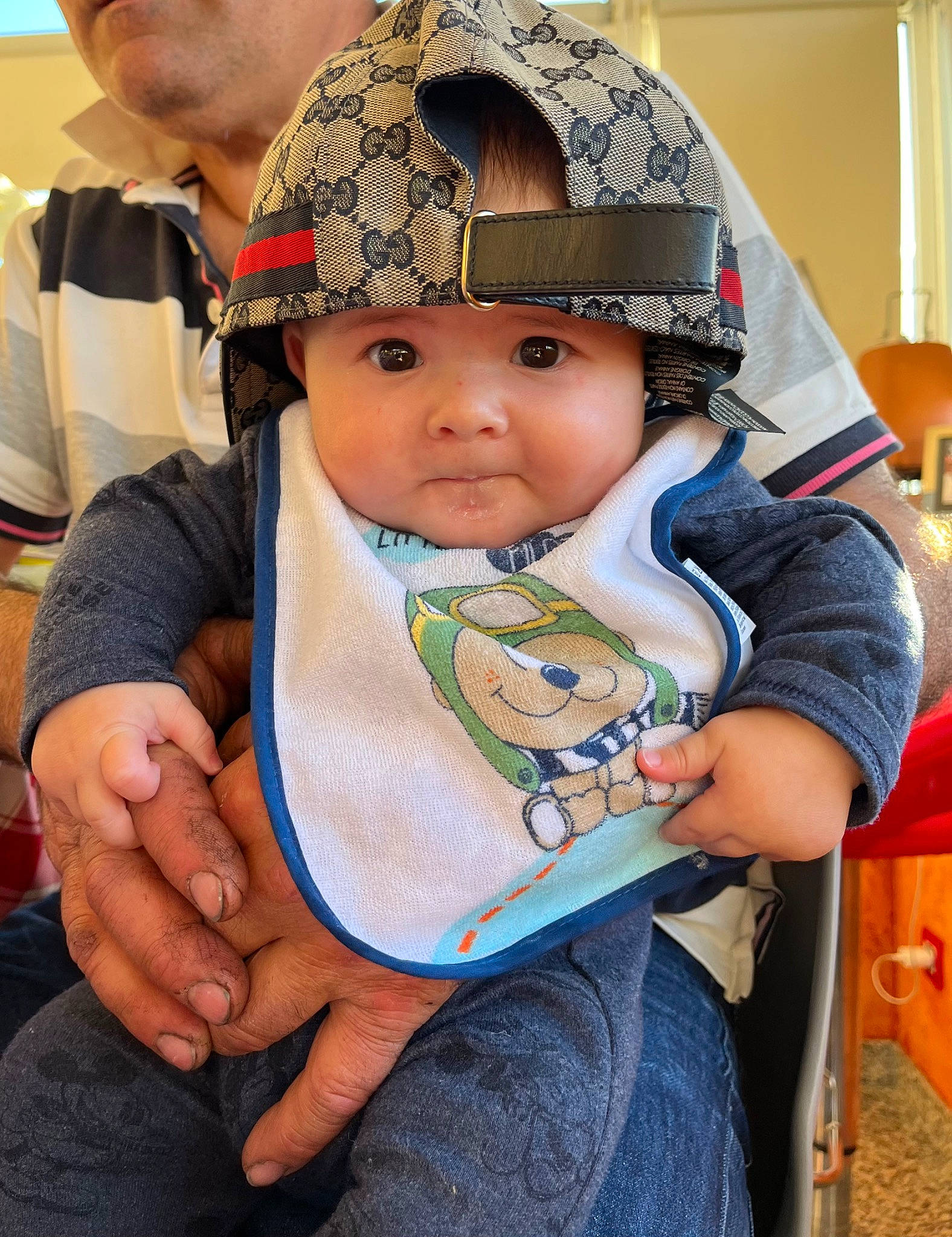 Sandro a rejoint le concours — aidez-le/la à gagner de superbes lots ! baby, baby_toddler_clothing, baseball_cap, cap, chair, child, clothing, eyewear, fashion_accessory, fun, happy, hat, headgear, headwear, people, person, personal_protective_equipment, sitting, sleeve, t_shirt