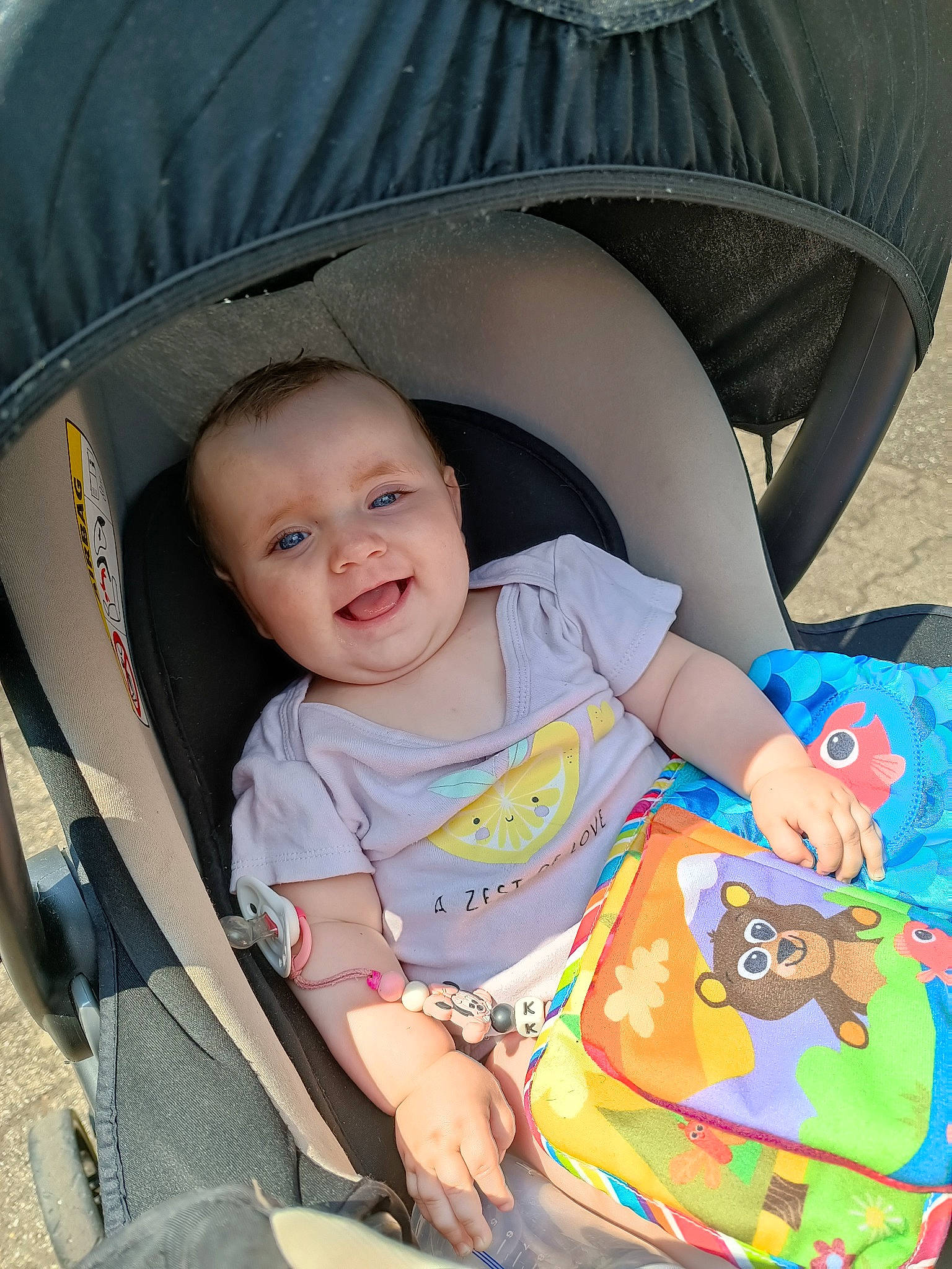 Kimelya participe au concours pour gagner de l'argent avec cette photo : auto_part, baby, baby_carriage, baby_products, baby_toddler_clothing, car_seat, chair, child, comfort, family_car, fun, grass, happy, head, leisure, luxury_vehicle, person, sitting, smile, toddler
