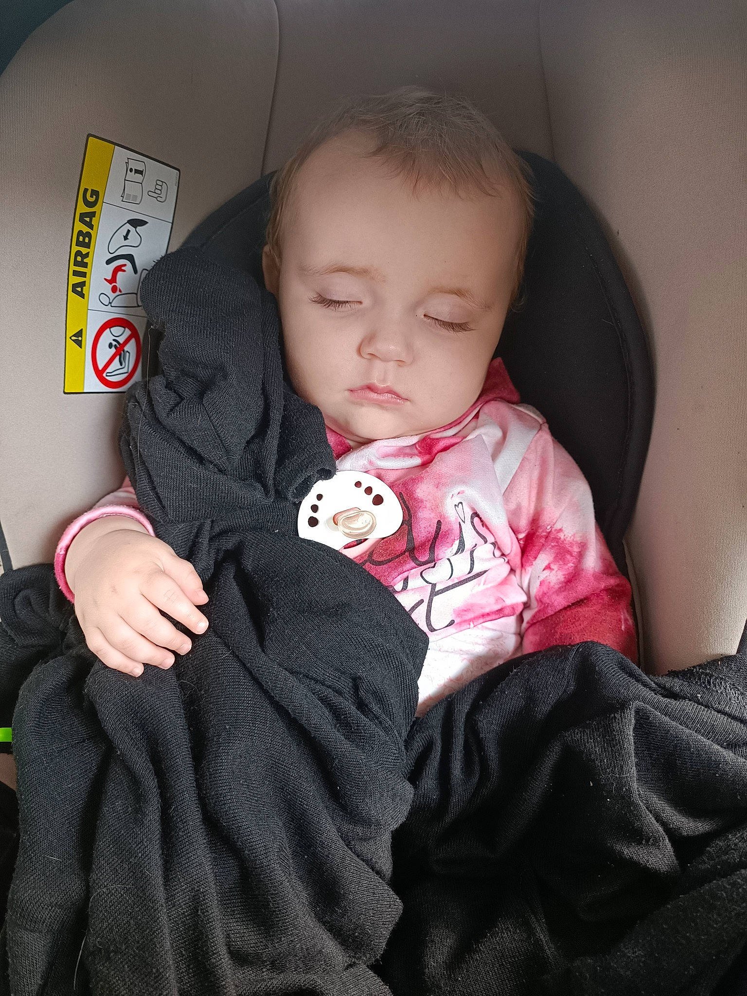 Kimelya participe au concours pour gagner de l'argent avec cette photo : auto_part, baby, baby_in_car_seat, baby_products, baby_toddler_clothing, car_seat, cheek, child, comfort, facial_expression, finger, hand, happy, head, lap, mouth, person, sitting, skin, sleeve